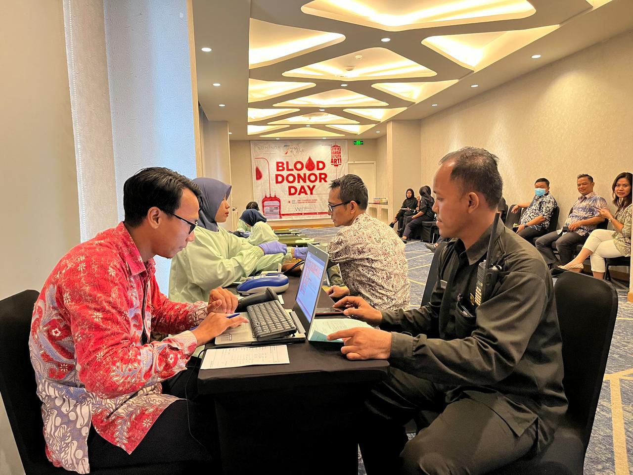 AKSI SOSIAL: Kegiatan donor darah yang dilakukan Luminor Hotel Sidoarjo menjelang usia tujuh tahun, Jumat (14/11).