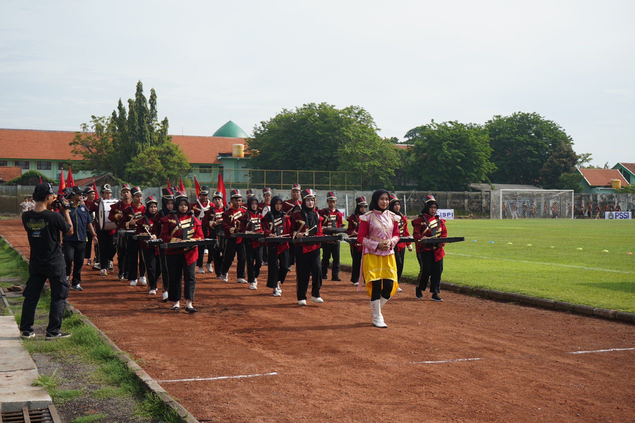 LUAR BIASA: PUMA Drumband SMK YPM 8 Sidoarjo tunjukkan kelasnya di panggung LSPI. (ANAS/RADAR SIDOARJO)