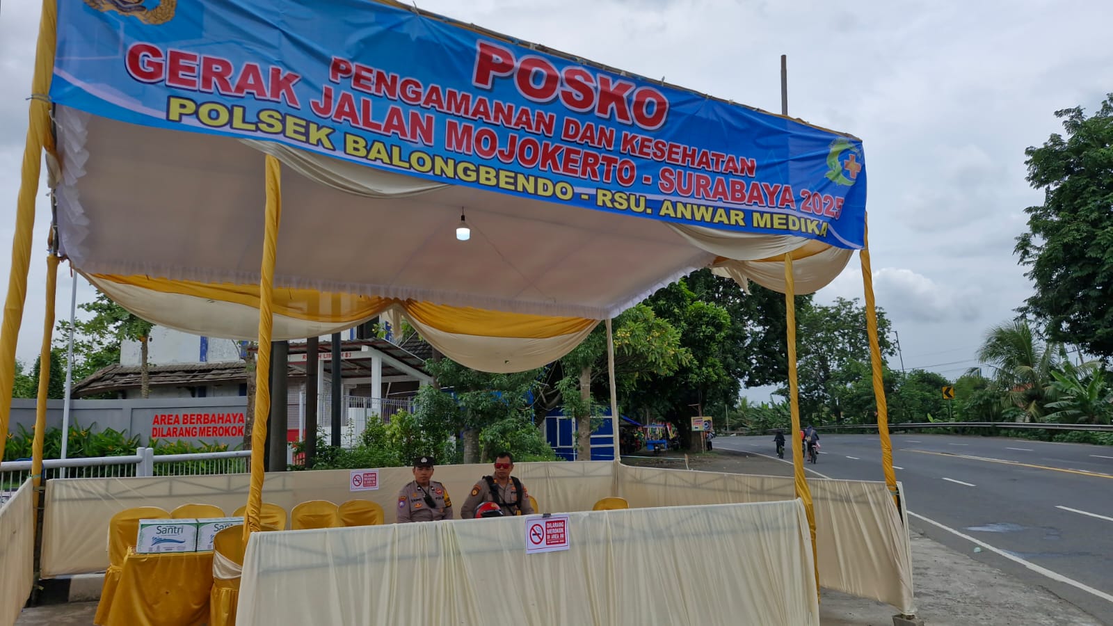 PENGAMANAN: Polisi sedang berjaga di pos yang akan dilewati oleh peserta GMS di Balongbendo, Sabtu (15/11).