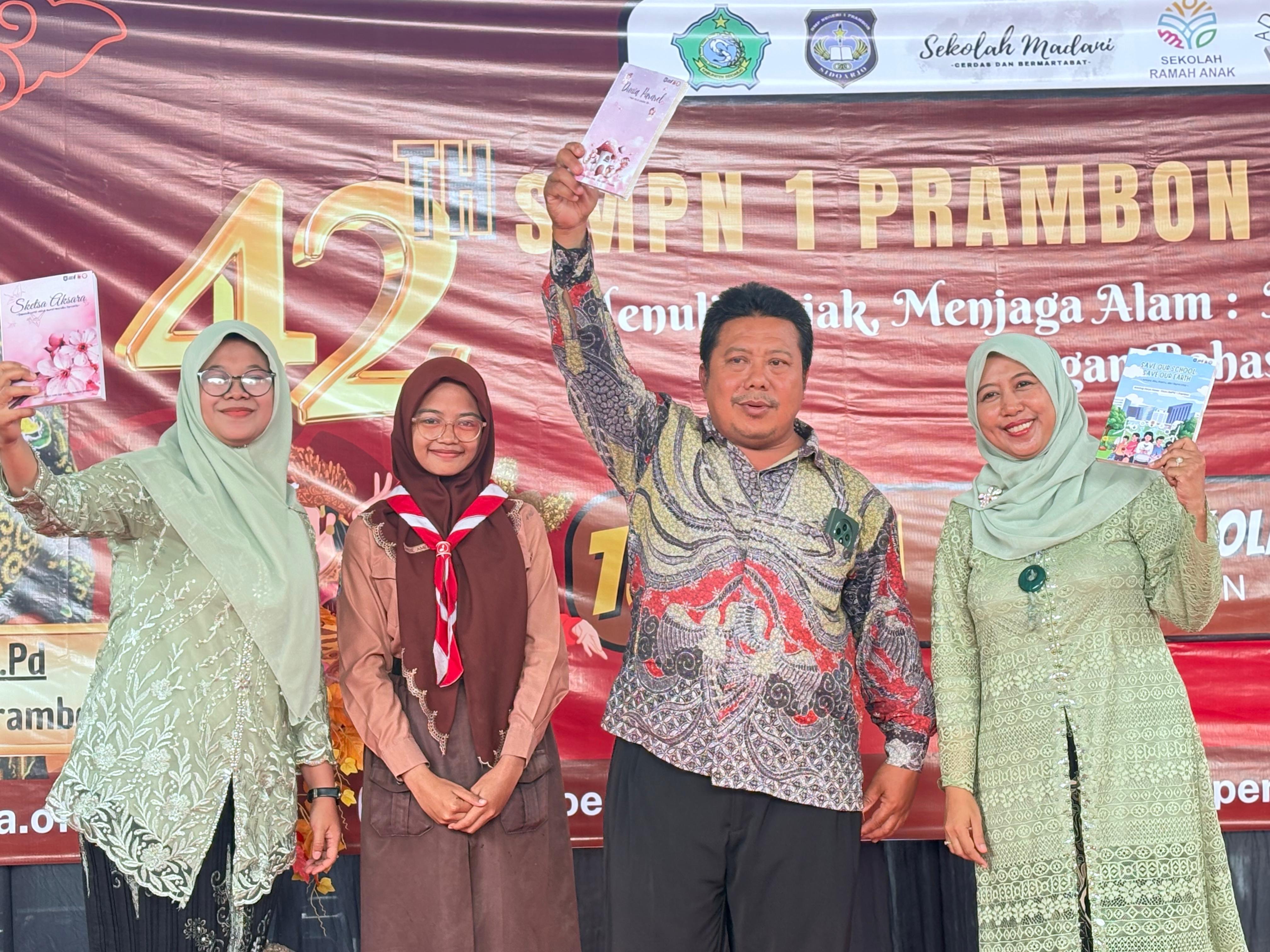 LITERASI: Buku karya guru dan murid menjadi bukti nyata semangat literasi dan kreativitas yang terus dikembangkan di lingkungan sekolah.(IST/RADAR SURABAYA)