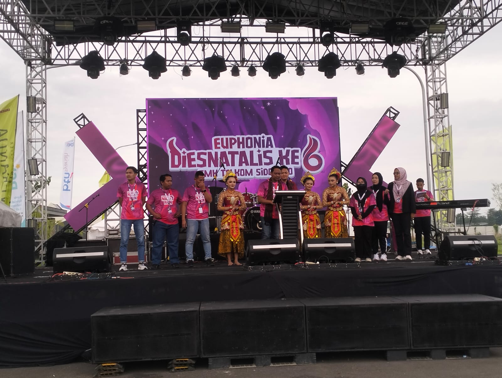 MEMBANGGAKAN: Pembukaan secara simbolis oleh Kepala SMK Telkom Sidoarjo Abror kegiatan Disnatalis ke-6. (ANAS/RADAR SIDOARJO)