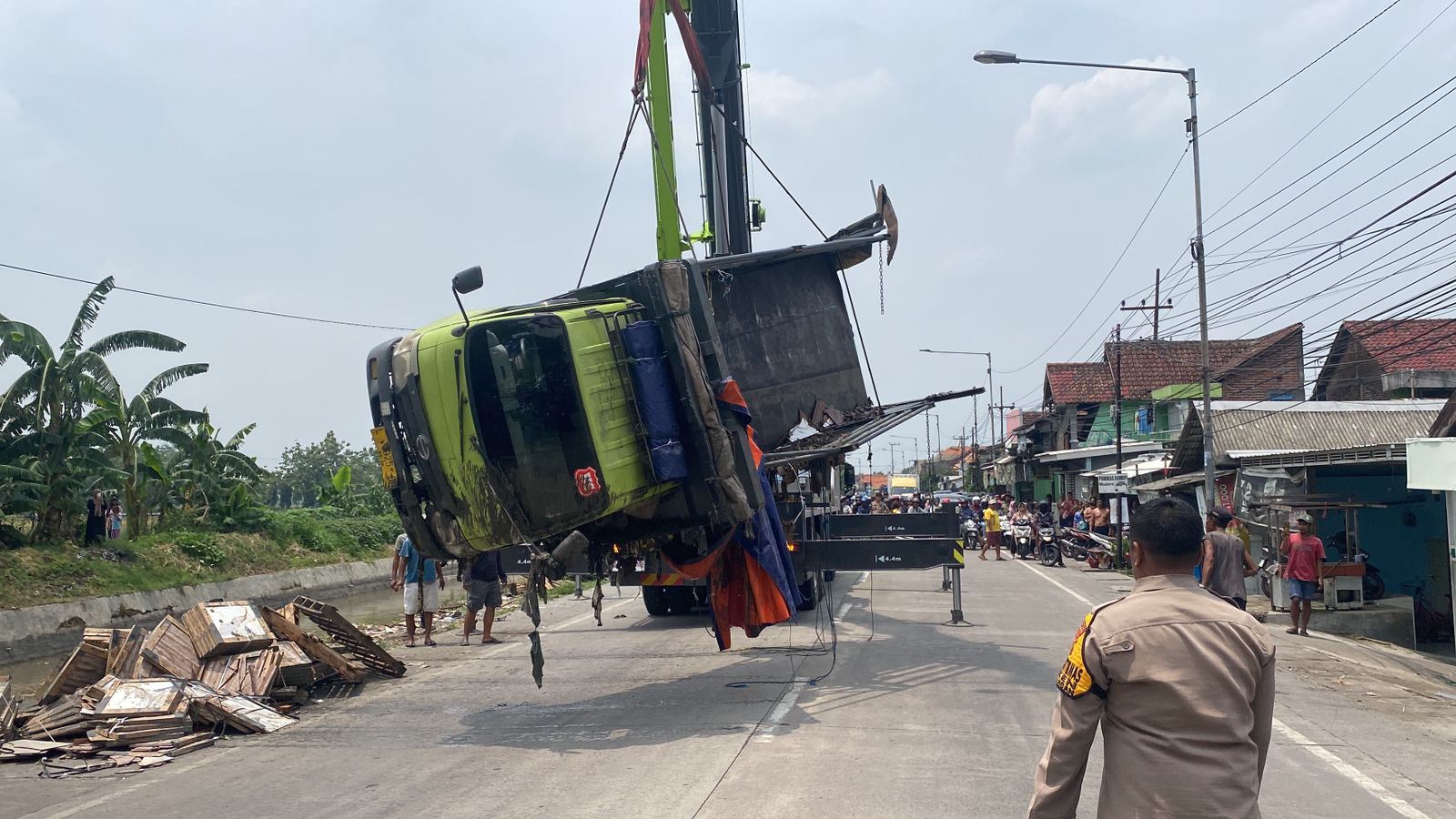 APES: Dump truk muat keramik tercebur ke sungai di Tulangan, Minggu (16/11).