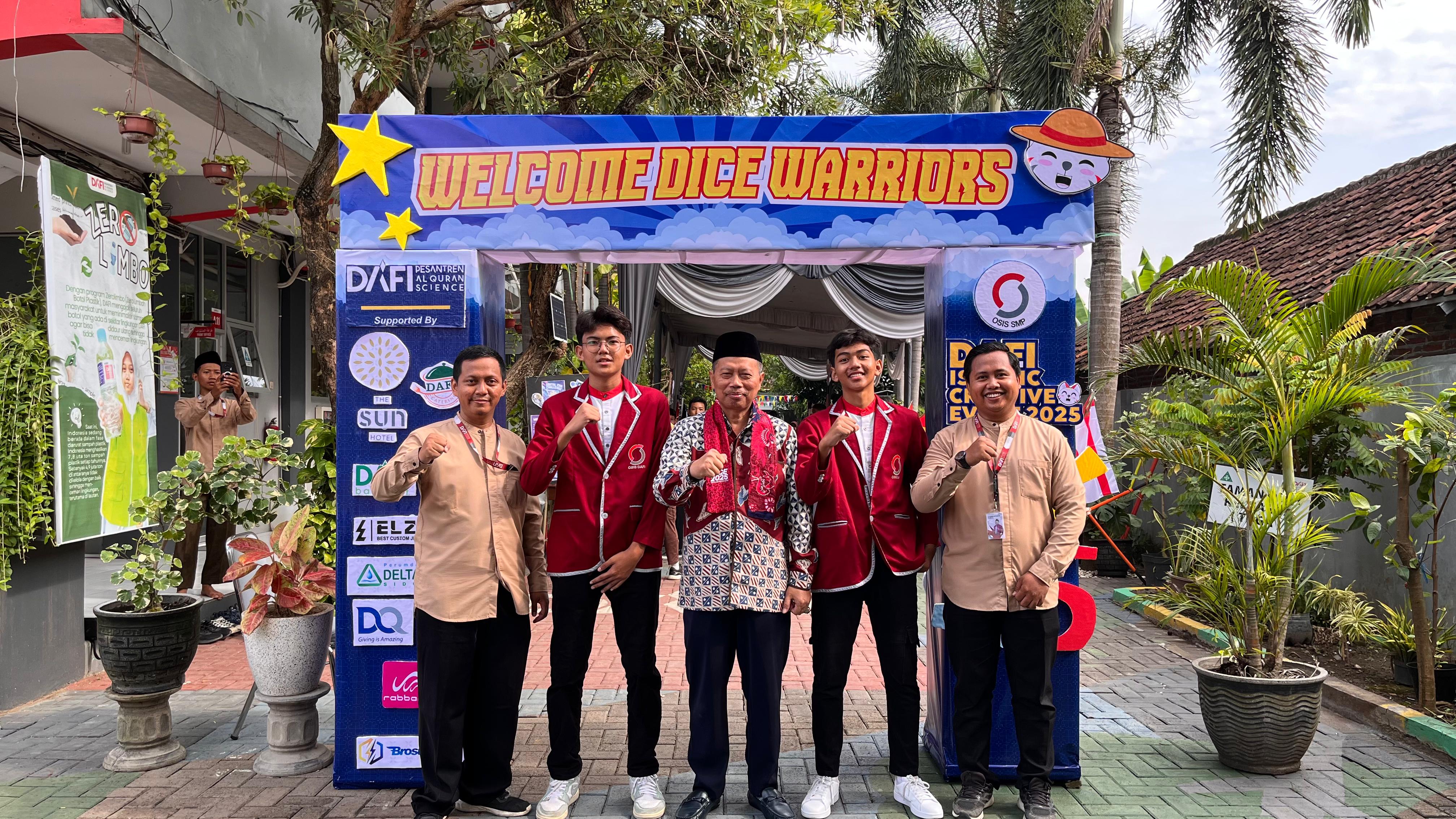 PRESTASI: Kepala Dispendikbud Sidoarjo Dr. Tirto Adi bersama siswa dan dewan guru SMP Darul Fikri Sidoarjo dalam kegiatan Dafi Islamic Creative Event (DICE) 2025. (ANAS/ RADAR SIDOARJO)