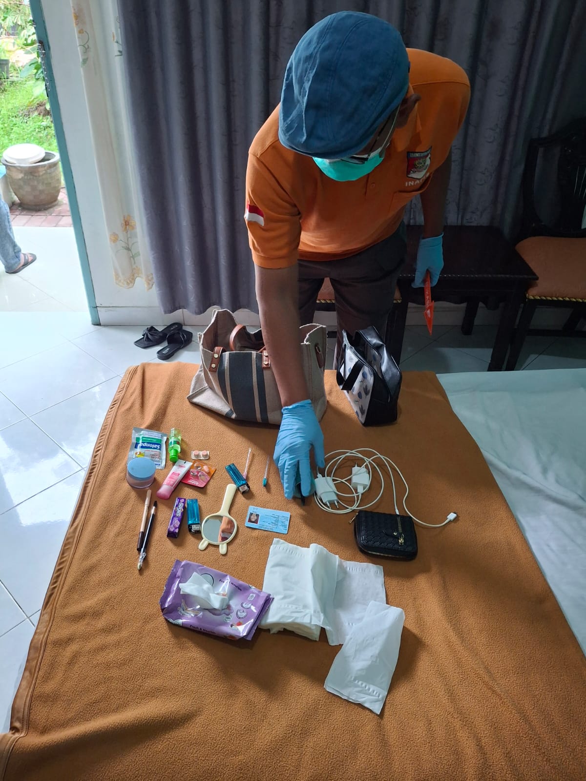 OLAH TKP: Polisi sedang memeriksa sejumlah sejumlah barang bukti.