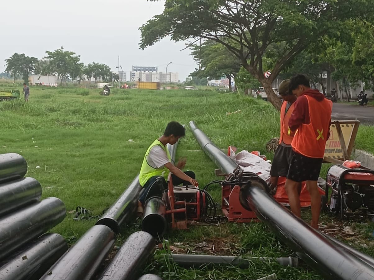 TINDAK LANJUT: Proses penggalian pipa berlangsung dengan pemantauan langsung dari petugas.