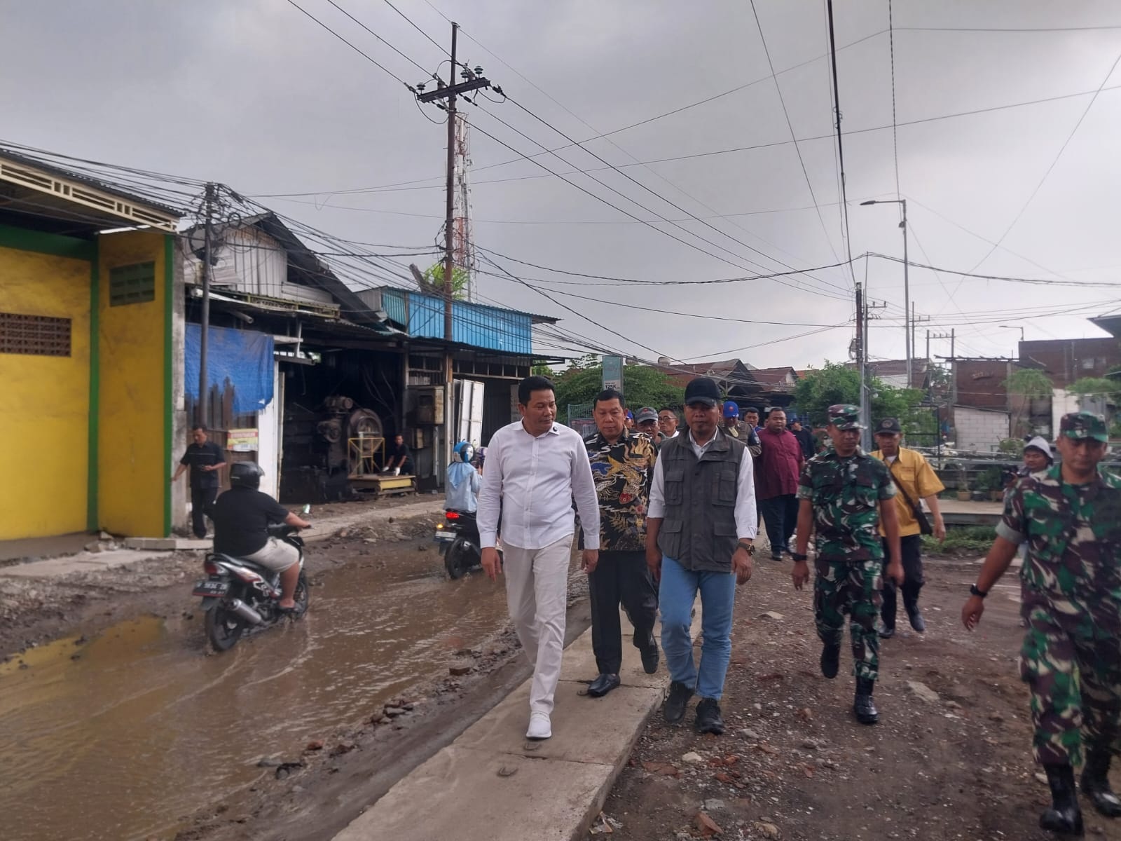 DIPERCEPAT: Bupati Sidoarjo Subandi saat meninjau progres betonisasi di Kecamatan Waru.