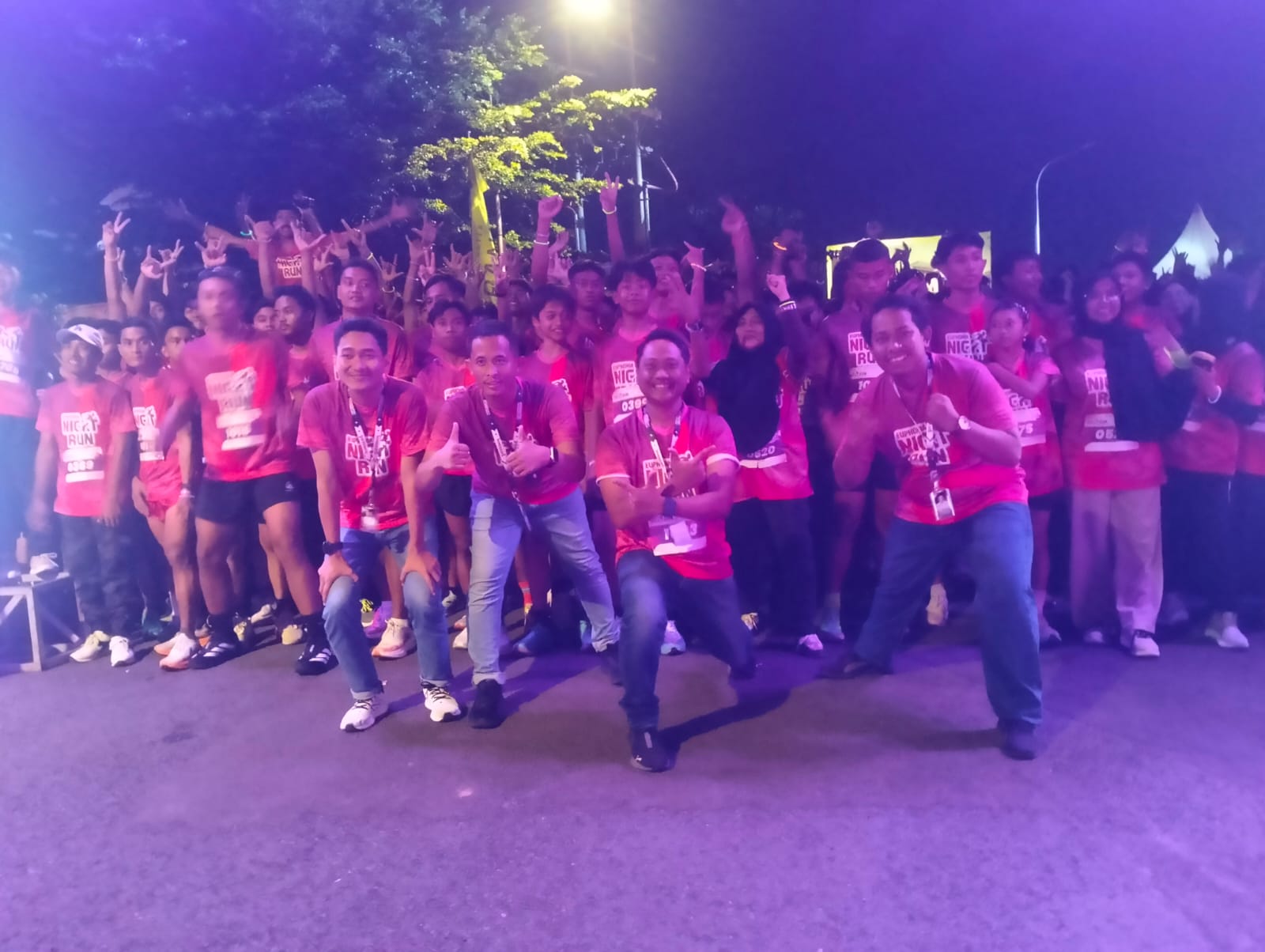 KOMPAK: Foto bersama Kepala SMK Telkom Sidoarjo Abror dan dewan guru beserta siswa sebelum melakukan lari secara serentak. (ANAS/RADAR SIDOARJO)