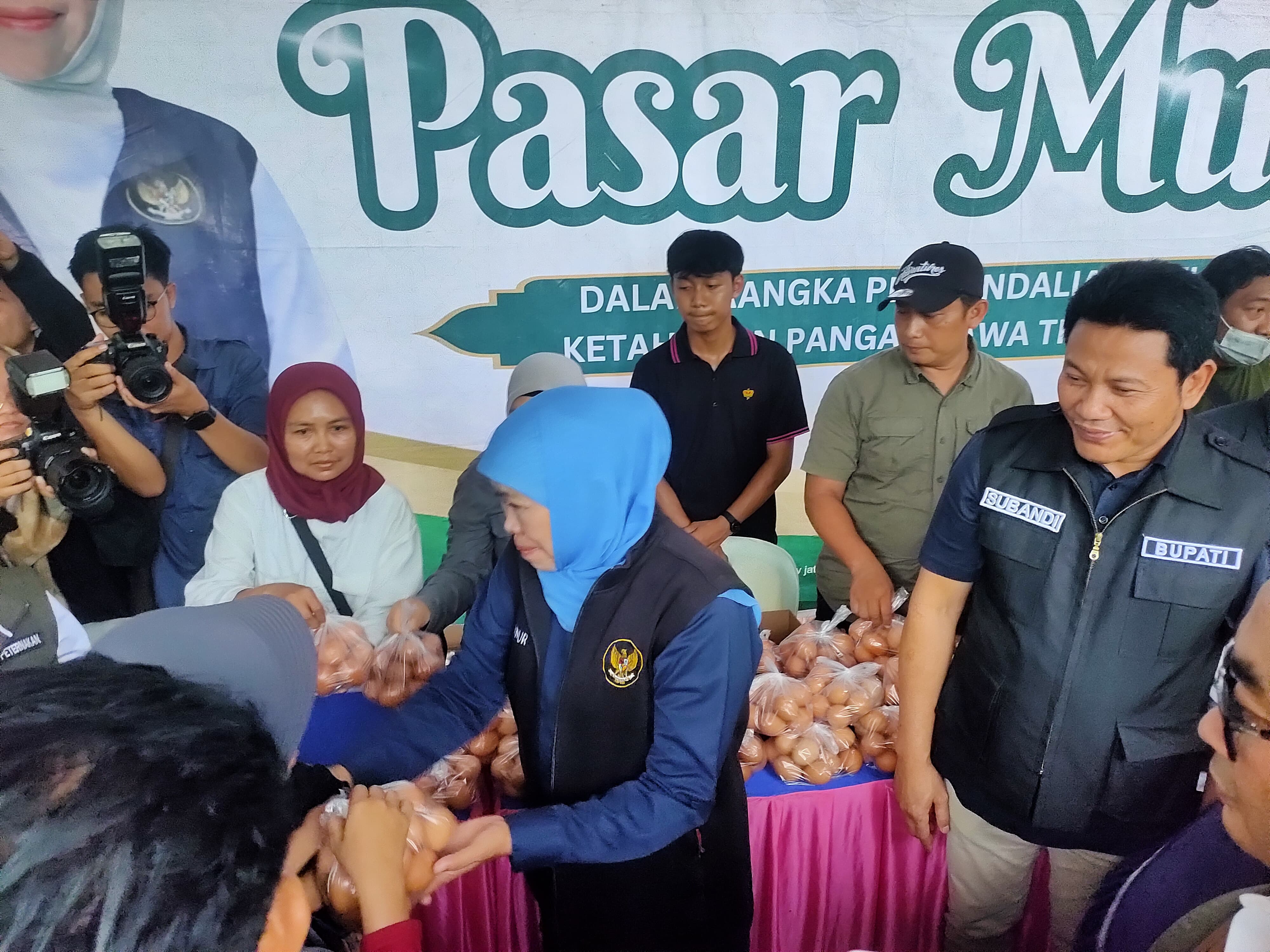 TERJANGKAU: Bupati Sidoarjo Subandi dampingi Gubernur Jatim Khofifah Indar Parawansa menggelar Pasar Murah di Krian.
