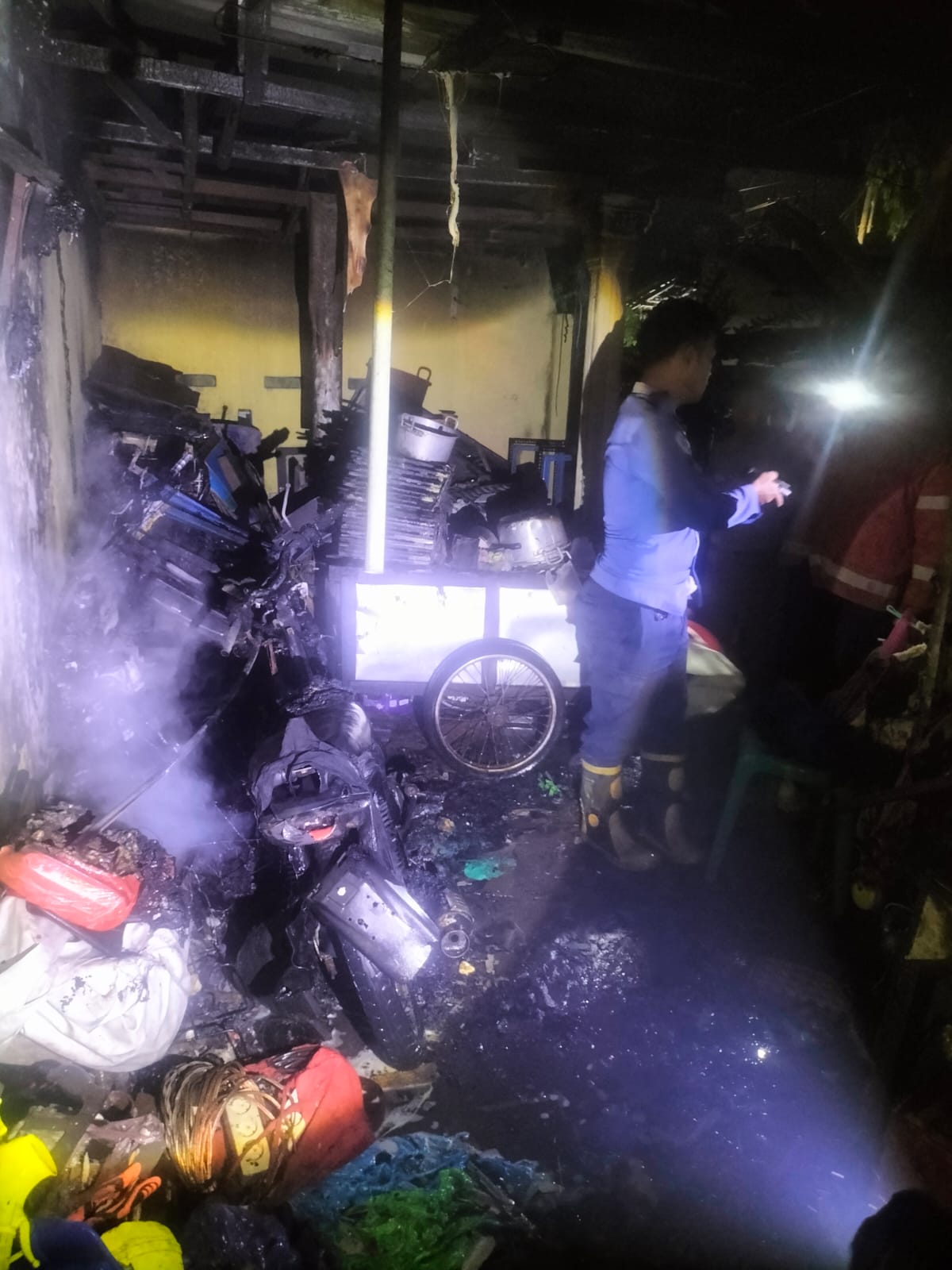 LUDES: Petugas berjibaku memadamkan api di Kemangsen, Balongbendo, Minggu (16/11) malam.