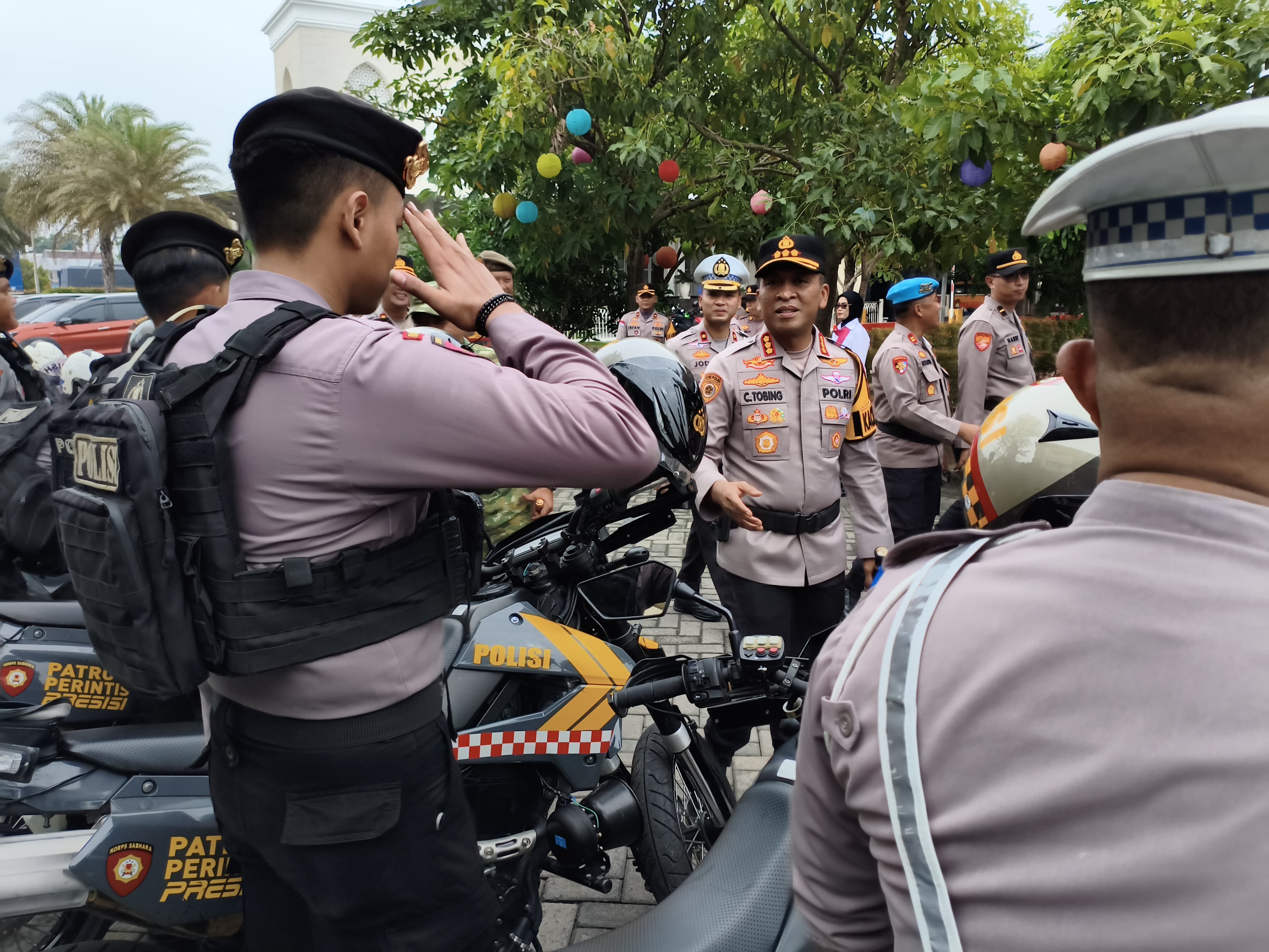 TERTIB: Kapolresta Sidoarjo Kombes Pol Christian Tobing saat melakukan pengecekan kendaraan di Mako Polresta Sidoarjo, Senin (17/11). (DIKY SANSIRI/RADAR SIDOARJO)