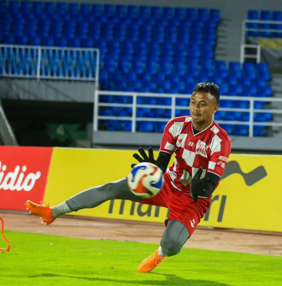 EVALUASI: Kiper Deltras Sidoarjo, Panggih Prio Sembodho saat latihan.&nbsp;(Foto Deltras Sidoarjo)