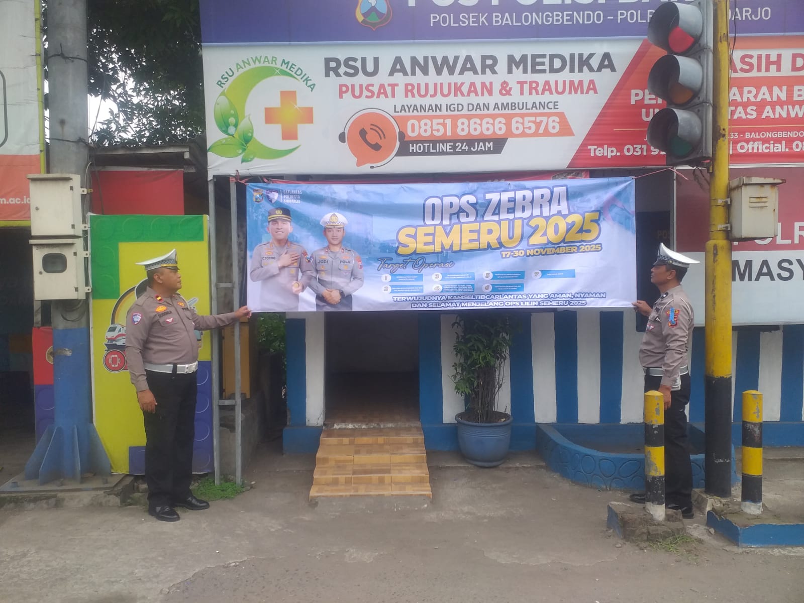 BERMANFAAT: Polsek Balongbendo pasang banner imbauan dalam rangka Operasi Zebra Semeru 2025.