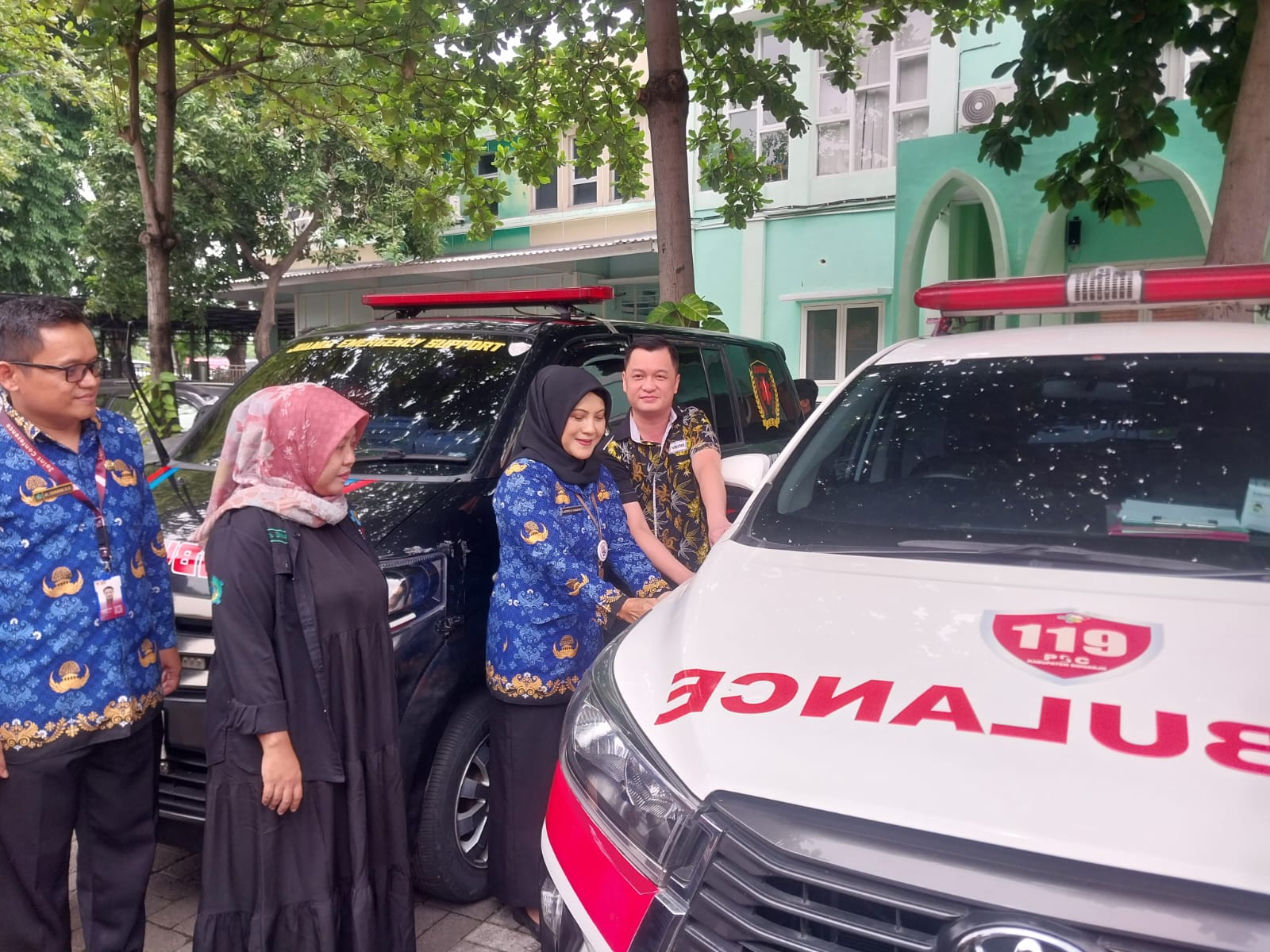 LEBIH CEPAT: Kepala Dinas Kesehatan (Dinkes ) Sidoarjo, dr Lakhmie Herawati Yuantina saat memasang stiker ambulans yang ada GPS trackernya.