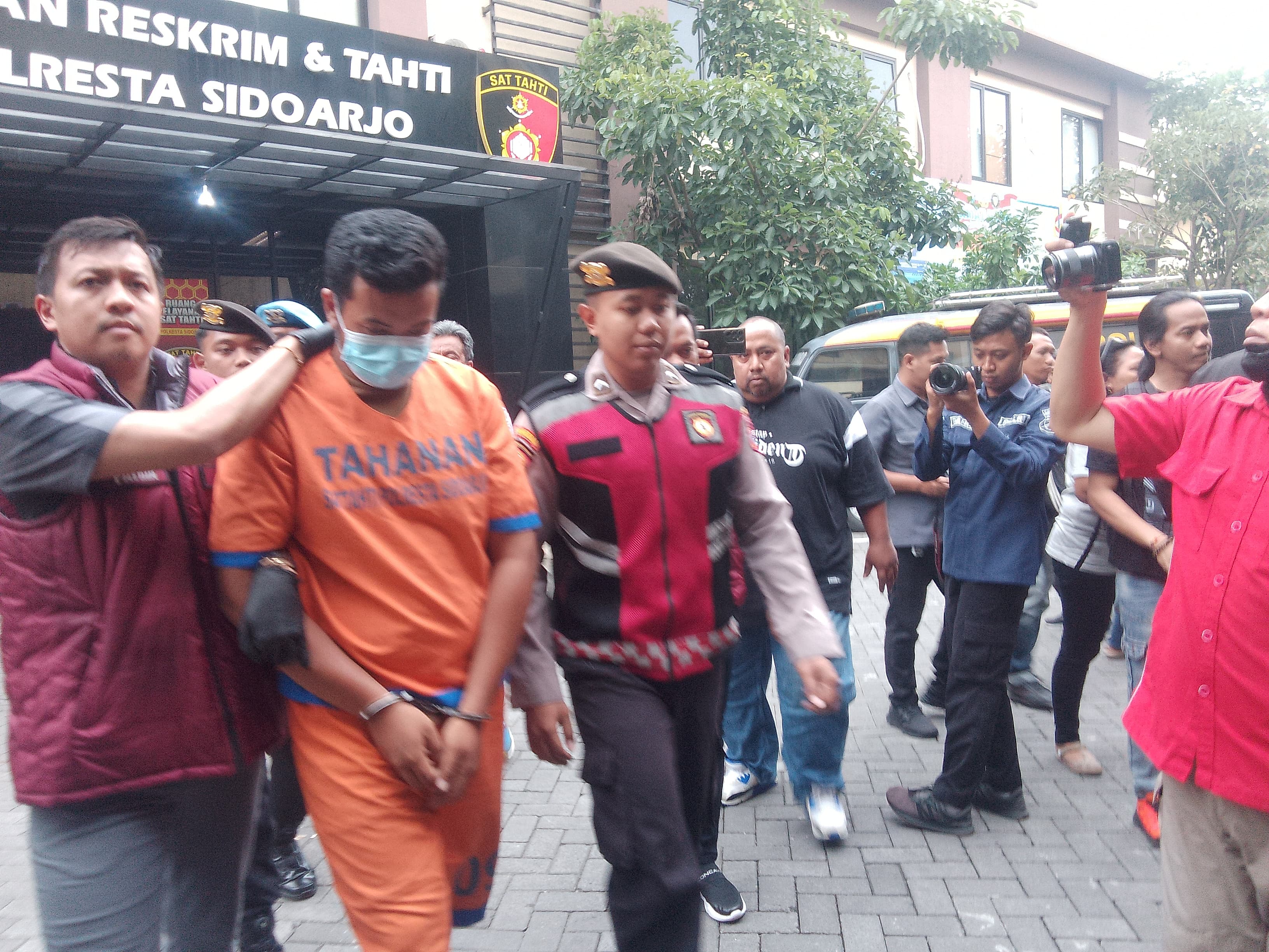 TERUNGKAP: Febri Latif saat dikeler di Mako Polresta Sidoarjo, Selasa (18/11). (DIKY SANSIRI/RADAR SIDOARJO)
