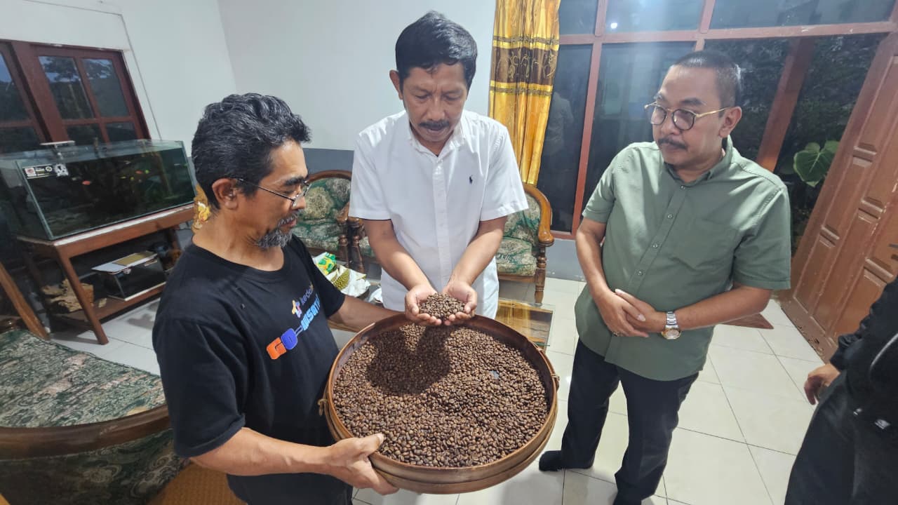 PRODUK: Kantor Wilayah Kementerian Hukum Jawa Timur melakukan pendampingan penyusunan dokumen deskripsi Indikasi Geografis Kopi Robusta Kare Wilis Madiun