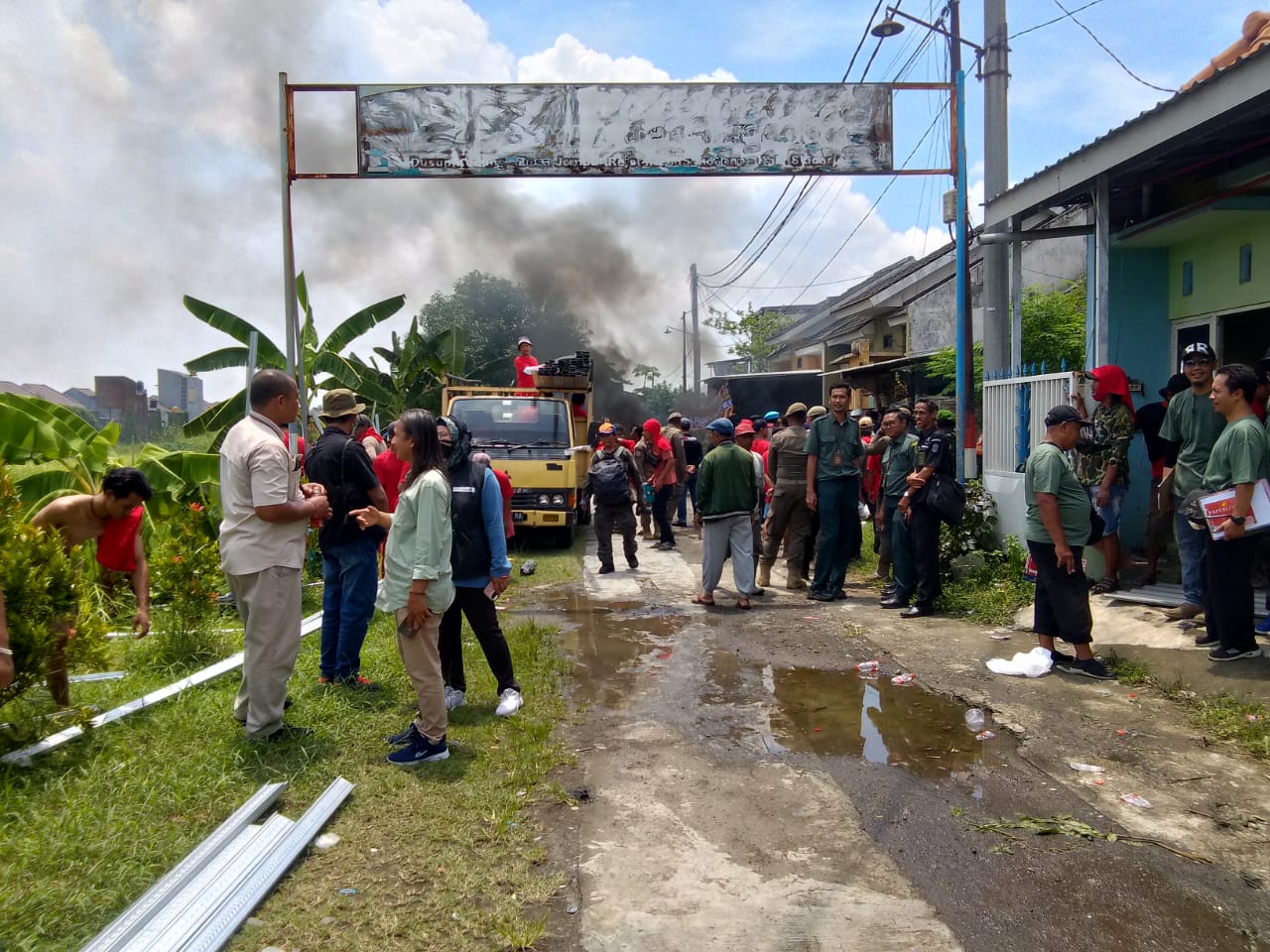 BERSITEGANG: Warga membakar ban di Jumputrejo, Sukodono, Sidoarjo, Rabu (19/11). (DIKY SANSIRI/RADAR SIDOARJO)