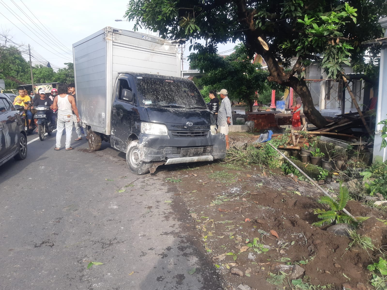 MENGANTUK: Mobil boks tabrak pagar rumah warga di Pangkemiri, Tulangan, Kamis (20/11) pagi.