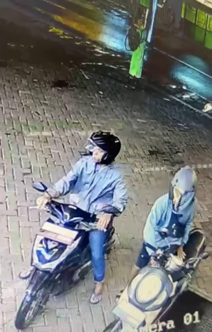 MERAJALELA: Dua pelaku pencurian motor terekam cctv minimarket di Sedati Gede, Sedati.