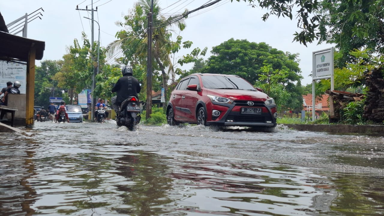 MENGGENANG: Jalan Desa Sidokare terendam banjir usai hujan deras, Rabu (19/11) malam. (M SAIFUL ROHMAN/RADAR SIDOARJO)