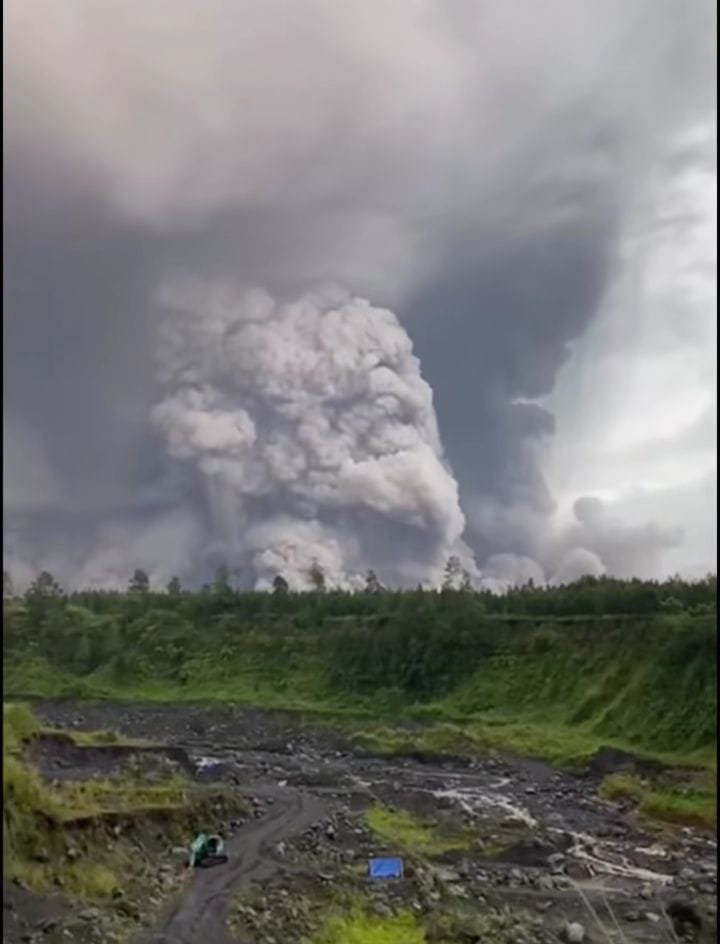 DAHSYAT: Erupsi Gunung Semeru. (Foto istimewa)