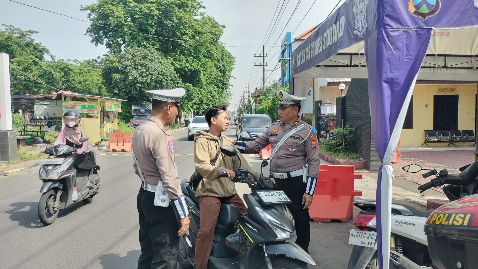 DIHENTIKAN: Sejumlah pengendara yang melanggar aturan diberi sosialisasi Polsek Waru, Jumat (20/11).