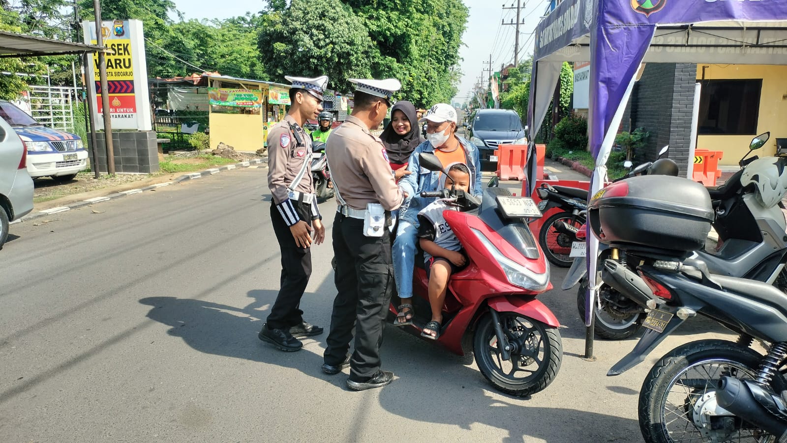 MELANGGAR: Anggota Satlantas Polresta Sidoarjo menindak pengendara. (DIKY SANSIRI/RADAR SIDOARJO)