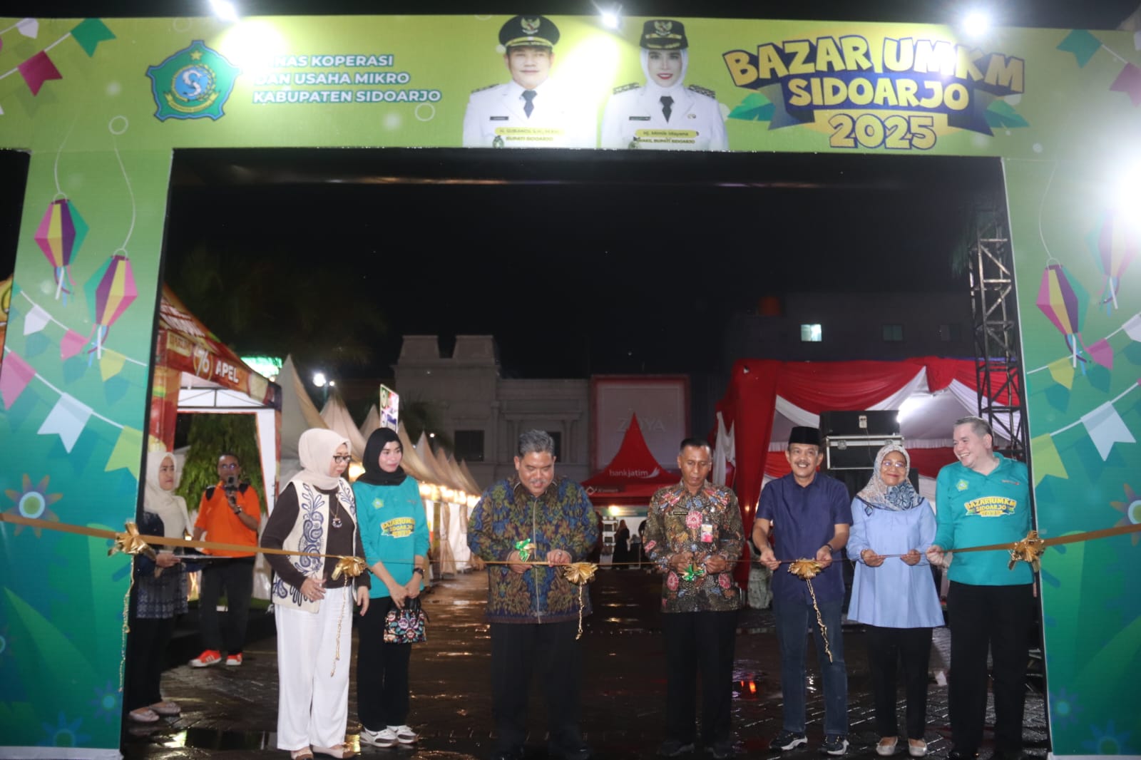 GUNTING PITA: Asisten Perekonomian dan Pembangunan Sidoarjo, Muhammad Makhmud bersama Kepala Dinas Koperasi dan Usaha Mikro M Edi Kurniadi membuka Bazar UMKM di Sun City Mal Sidoarjo.