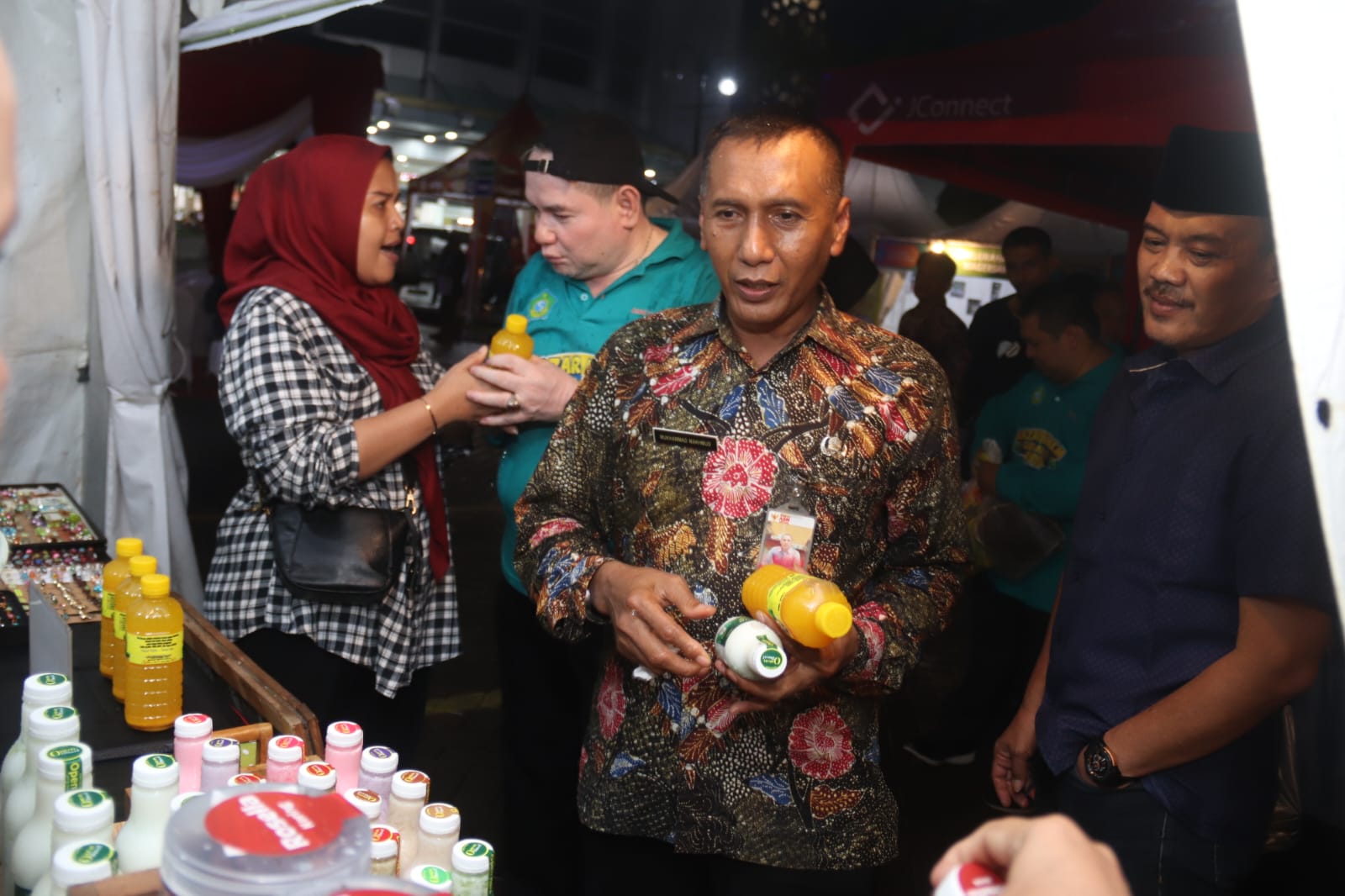 PRODUK UNGGULAN: Asisten Perekonomian dan Pembangunan Sidoarjo, Muhammad Makhmud mengunjungi stan UMKM.