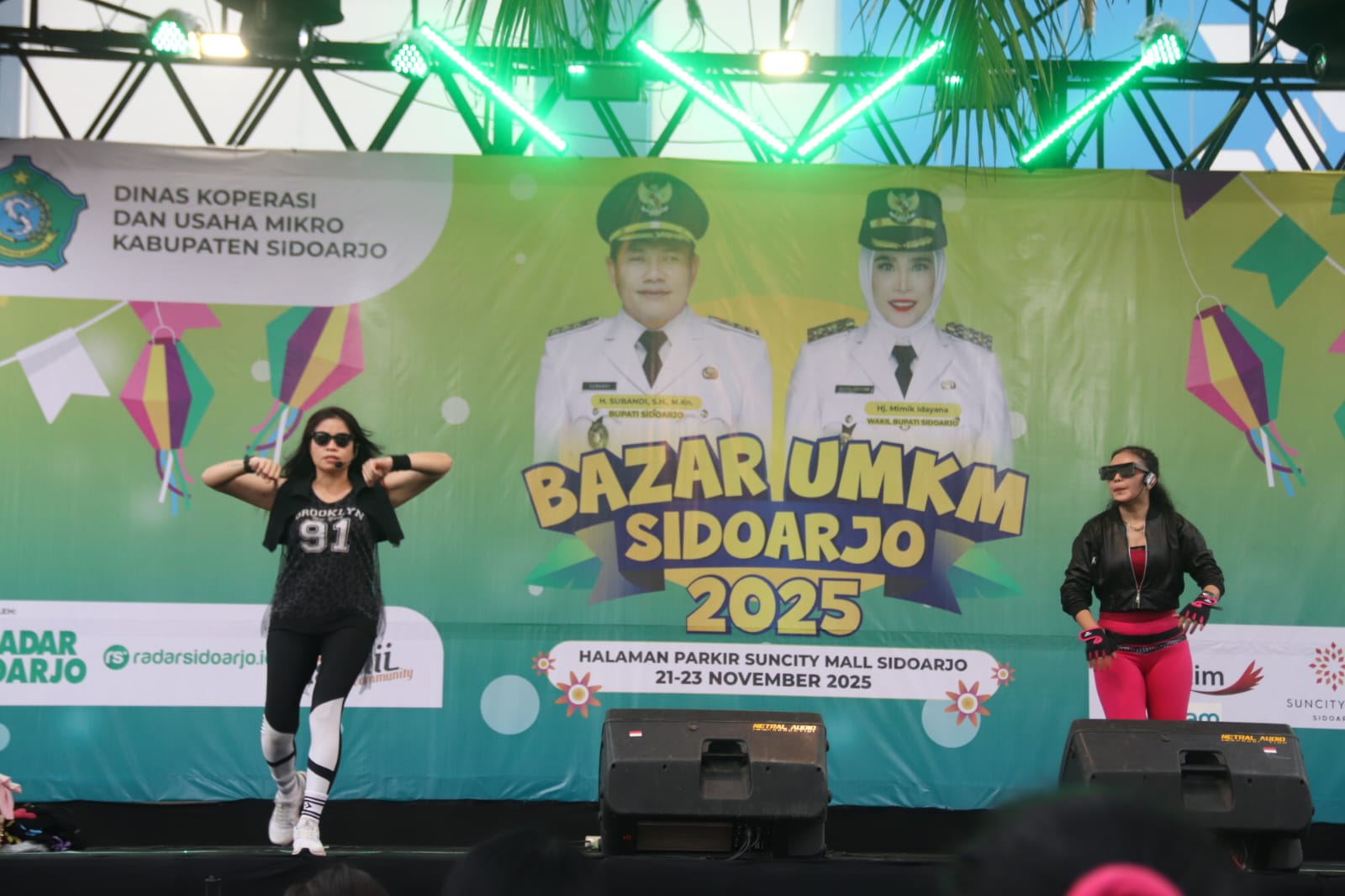 MENYEHATKAN: Dua instruktur senam saat memimpin para peserta bergoyang. (ANDY/RADAR SIDOARJO)