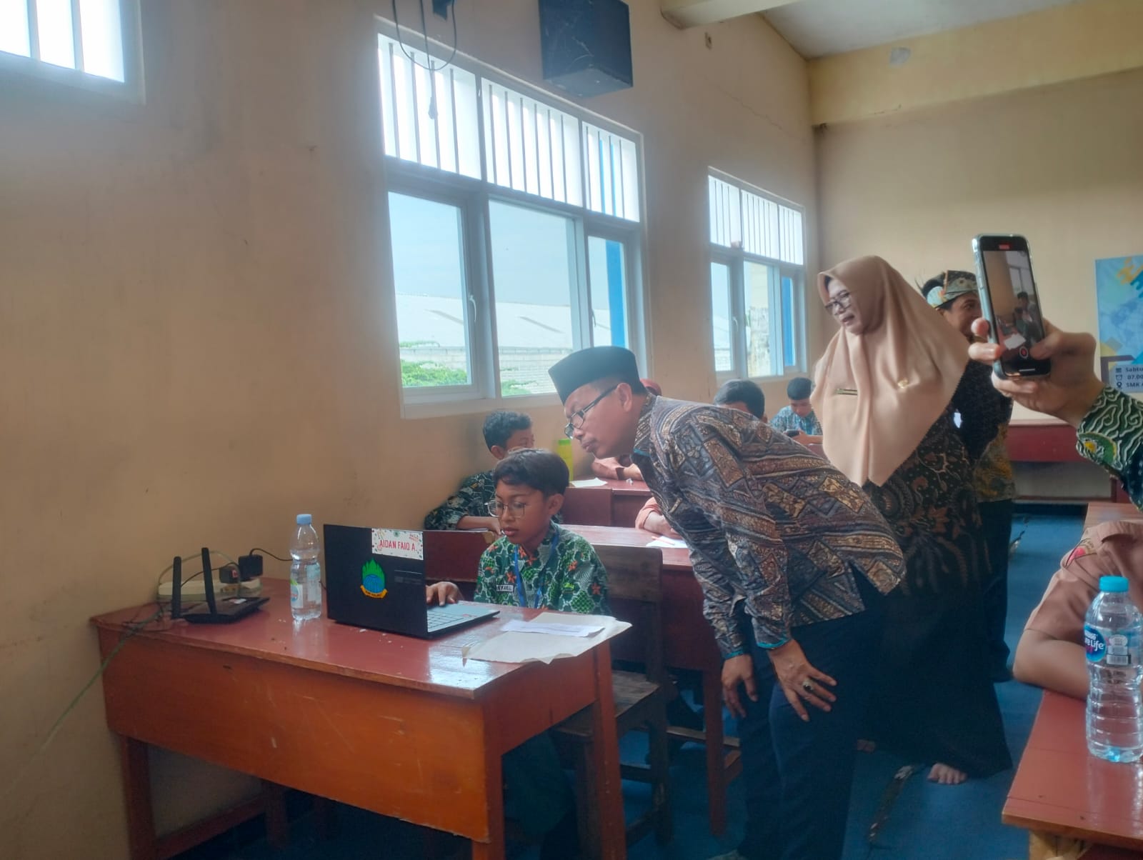 KUNJUNGAN: Kepala Dinas Pendidikan dan Kebudayaan Kabupaten Sidoarjo Dr.Tirto Adi saat memantau lomba Olimpiade IPS Sabtu (22/11).(ANAS/RADAR SIDOARJO)&nbsp;