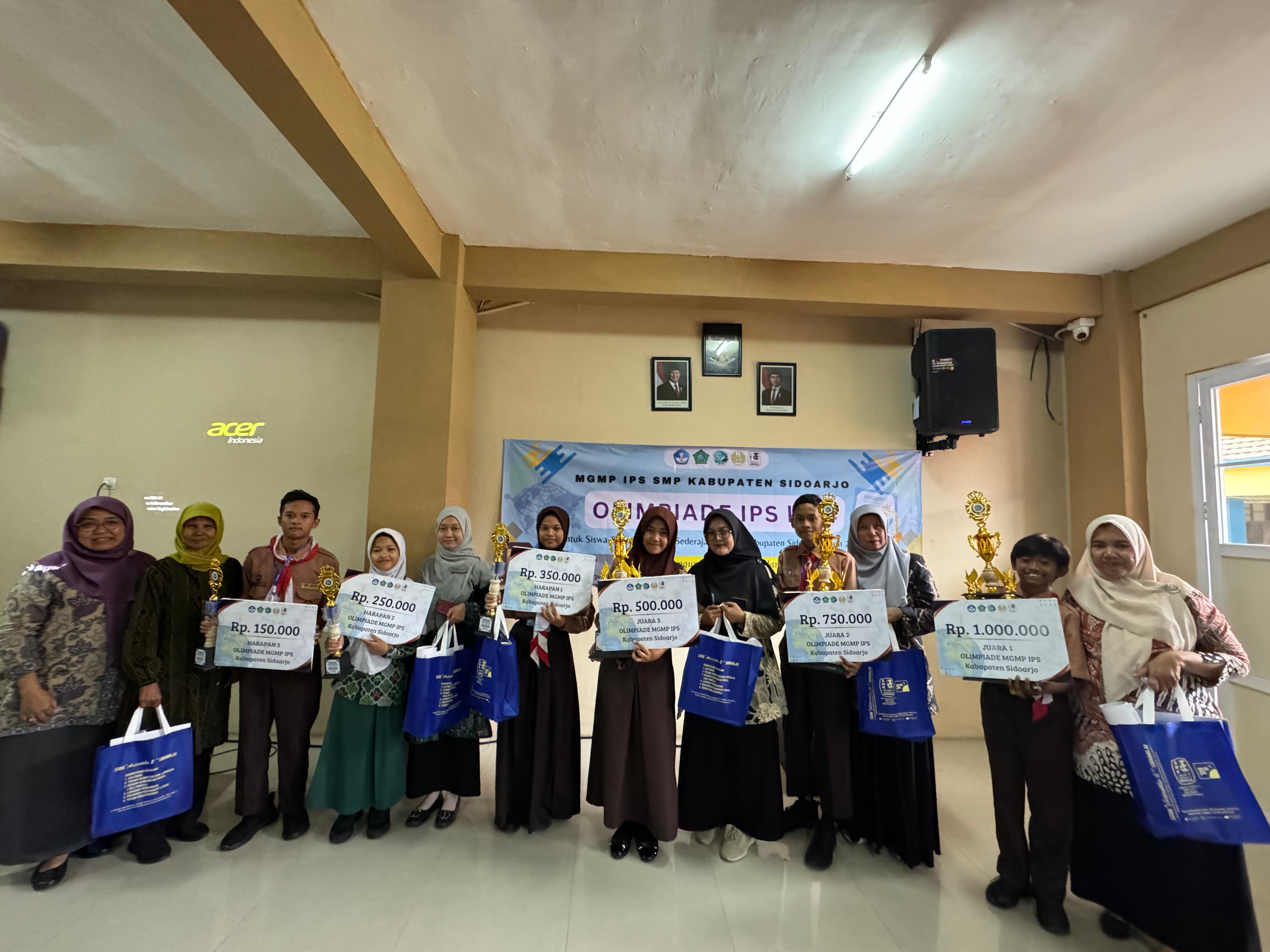 TERBAIK: Para pemenang lomba Olimpiade IPS yang di laksanakan oleh MGMP Kabupaten Sidoarjo.(ANAS/RADAR SIDOARJO)