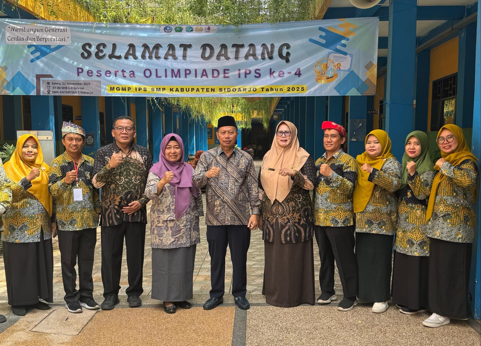 SUKSES: Kepala Dinas Pendidikan dan Kebudayaan Kabupaten Sidoarjo Dr.Tirto Adi bersama panitia MGMP IPS Kabupaten Sidoarjo. (ANAS/RADAR SIDOARJO)