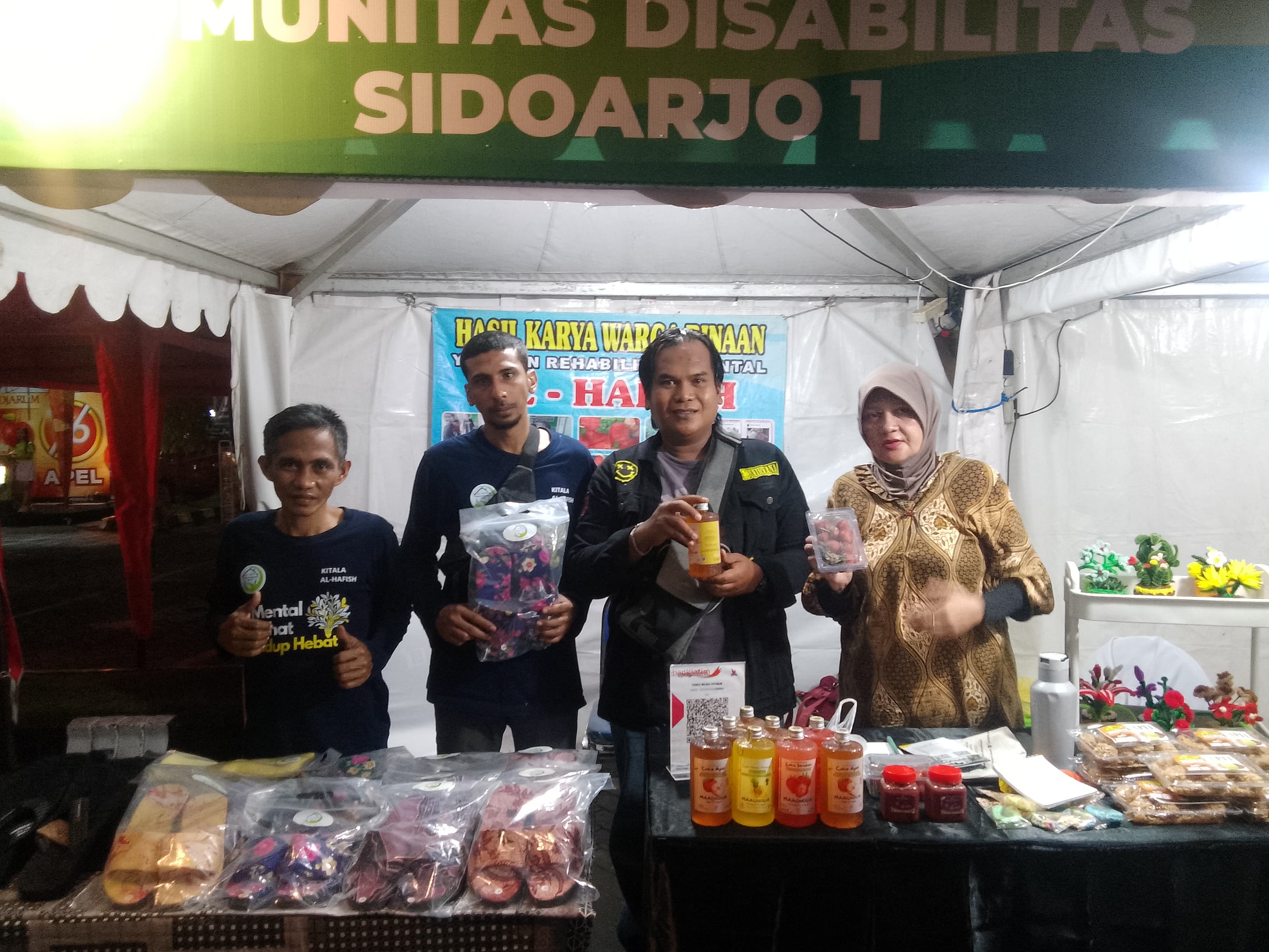 KREATIF: Berbagai olahan UMKM ditunjukan oleh Komunitas Disabilitas Sidoarjo, Sabtu (22/11). (DIKY SANSIRI/RADAR SIDOARJO)