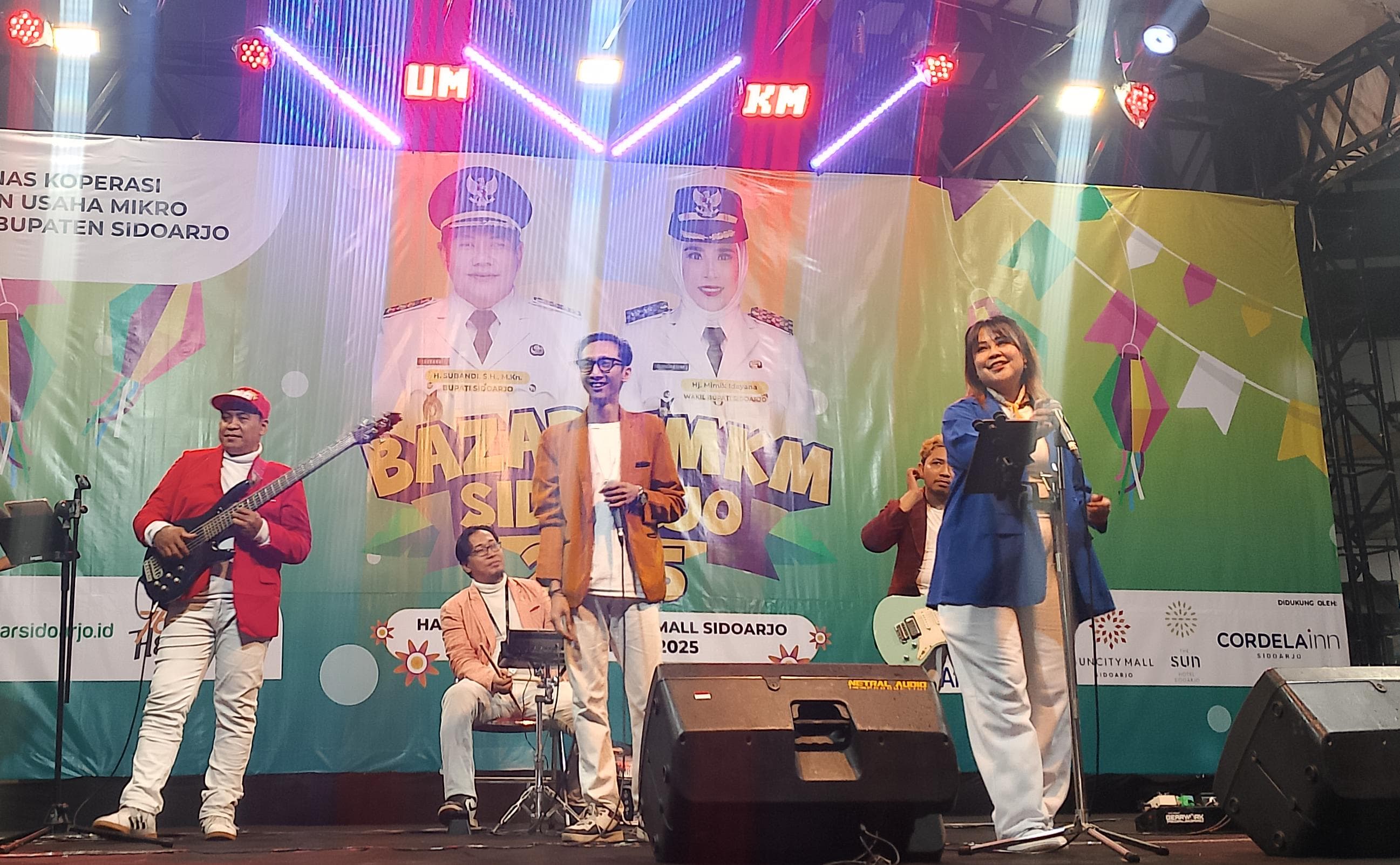 MENGHIBUR: Perform Helios Band di Bazar UMKM Sidoarjo 2025, Sabtu (22/11) malam. (INDRA/RADAR SURABAYA)