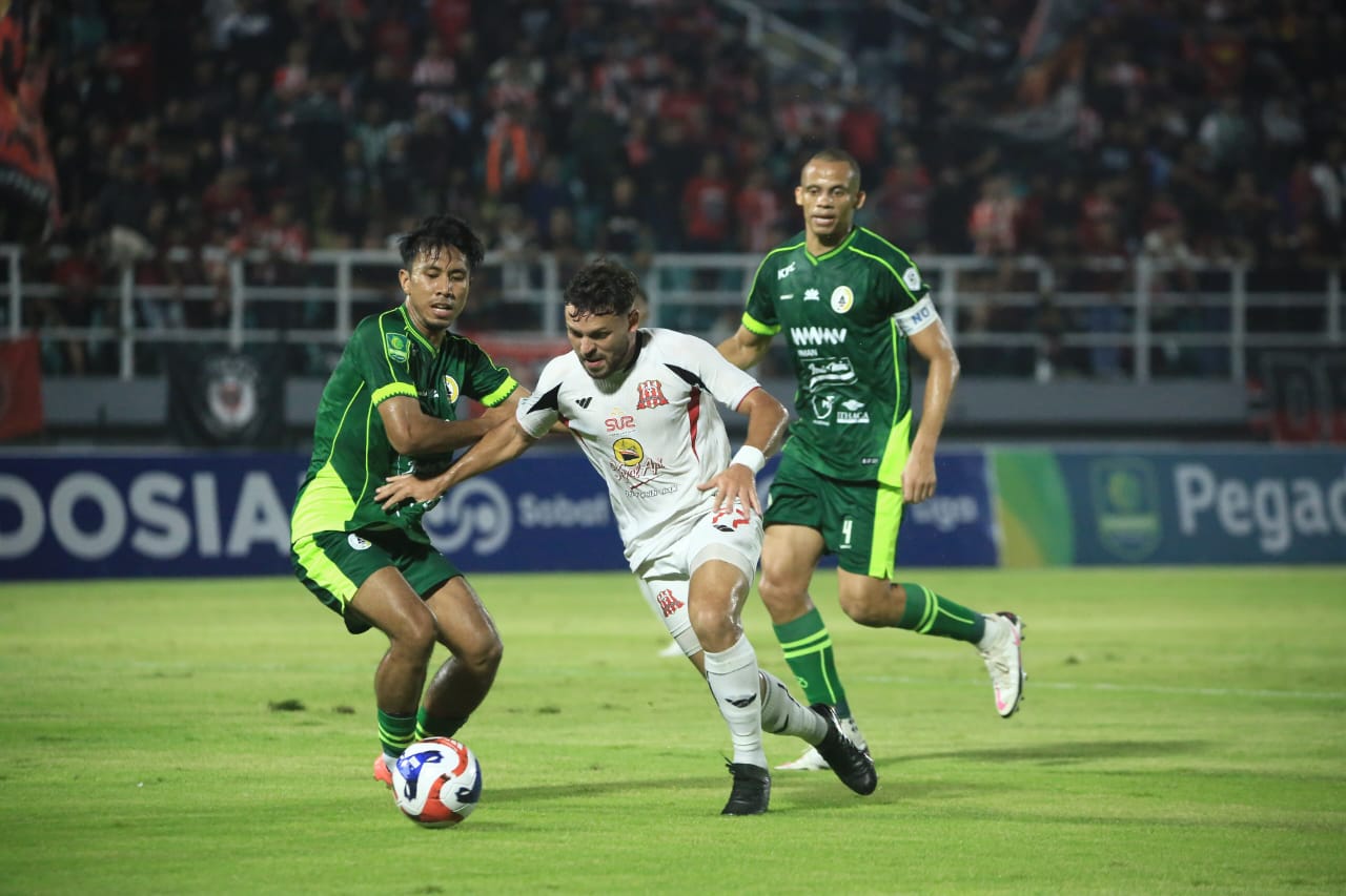 IMBANG: Pemain Deltras Sidoarjo, Rian Lopes saat melawan PSS Sleman. (FOTO DELTRAS SIDOARJO)