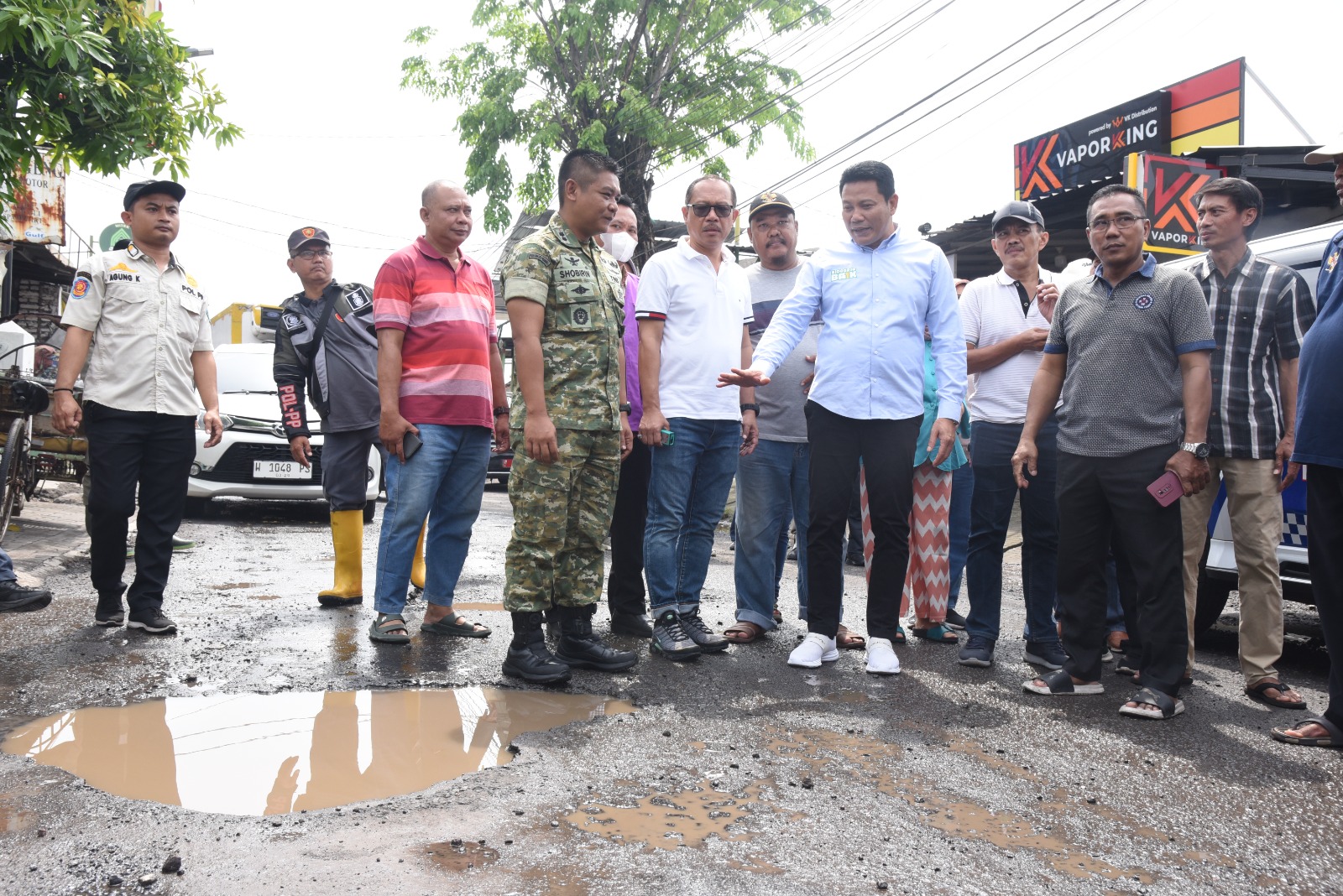 BERI KEPASTIAN: Bupati Sidoarjo, Subandi saat sidak jalan rusak di Bluru