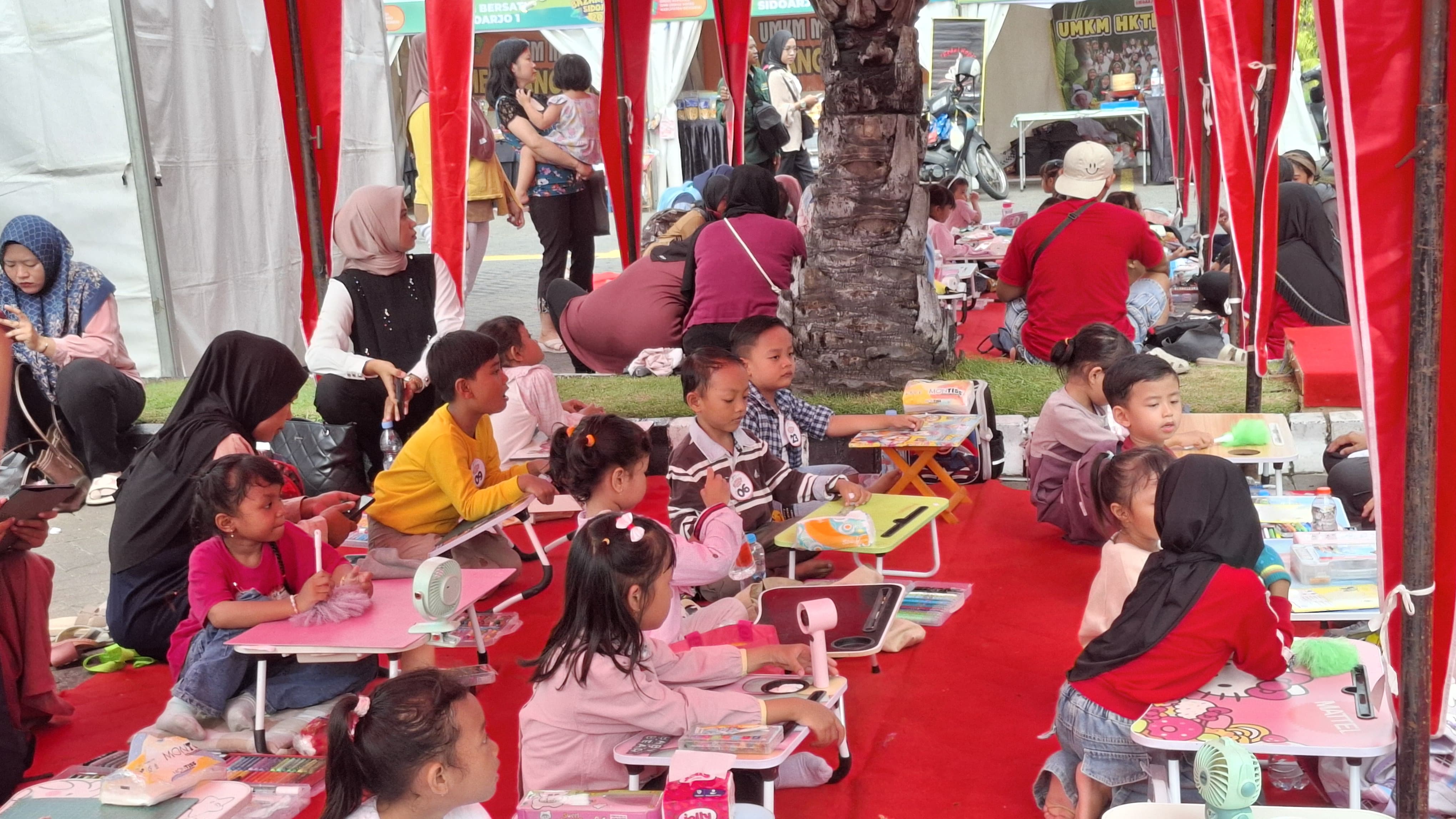 SEMANGAT: Peserta lomba mewarnai Bazar UMKM Sidoarjo 2025. (M SAIFUL ROHMAN/RADAR SIDOARJO)