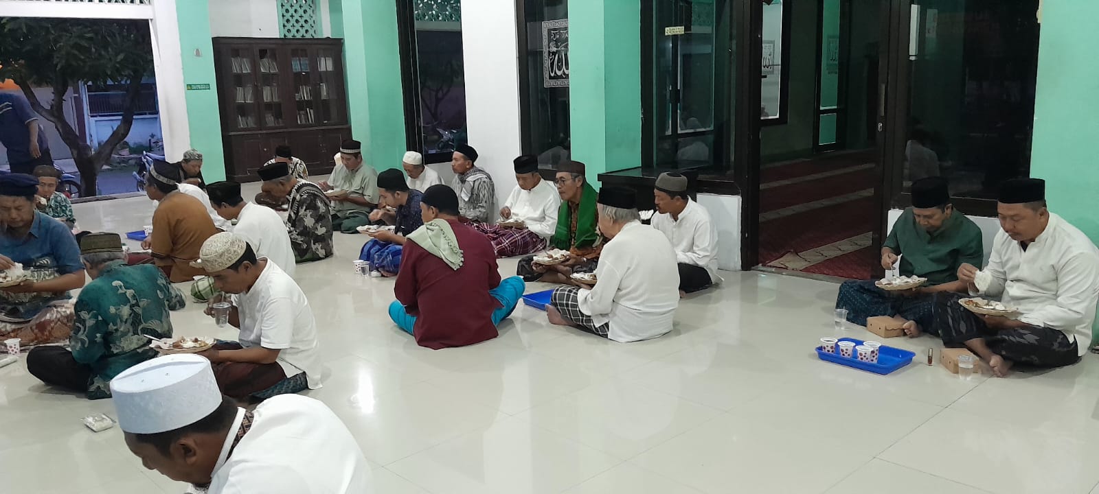KEBERSAMAAN: Jemaah Masjid Al Husna makan bersama di Ahad subuh.