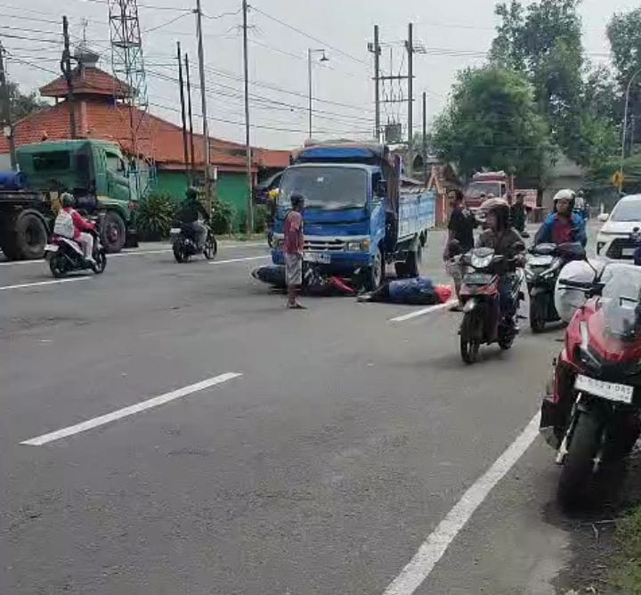 BENTURAN: Kondisi dua kendaraan usai terlibat kecelakaan di Jalan Raya Seduri, Balongbendo, Senin (24/11).  &nbsp;