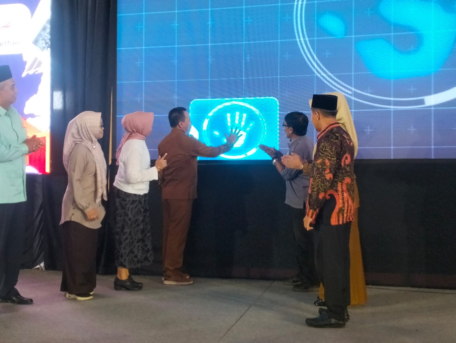 MENGGALI POTENSI: Kepala Dinas Pendidikan dan Kebudayaan (Dispendikbud) Sidoarjo, Dr Tirto Adi saat membuka kegiatan CreaTive Fest Vol 4 di SMK YPM 8 Sidoarjo. (ANAS/RADAR SIDOARJO)