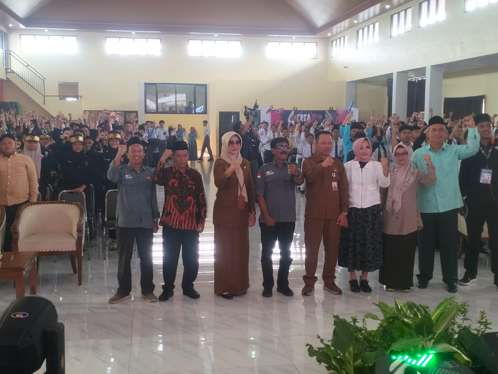 FOTO BERSAMA: Kepala SMK YPM 8 Sidoarjo Dr Kisyanto bersama Kepala Dinas Pendidikan dan Kebudayaan Kabupaten Sidoarjo Dr. Tirto Adi bersama peserta lomba. (ANAS/RADAR SIDOARJO)