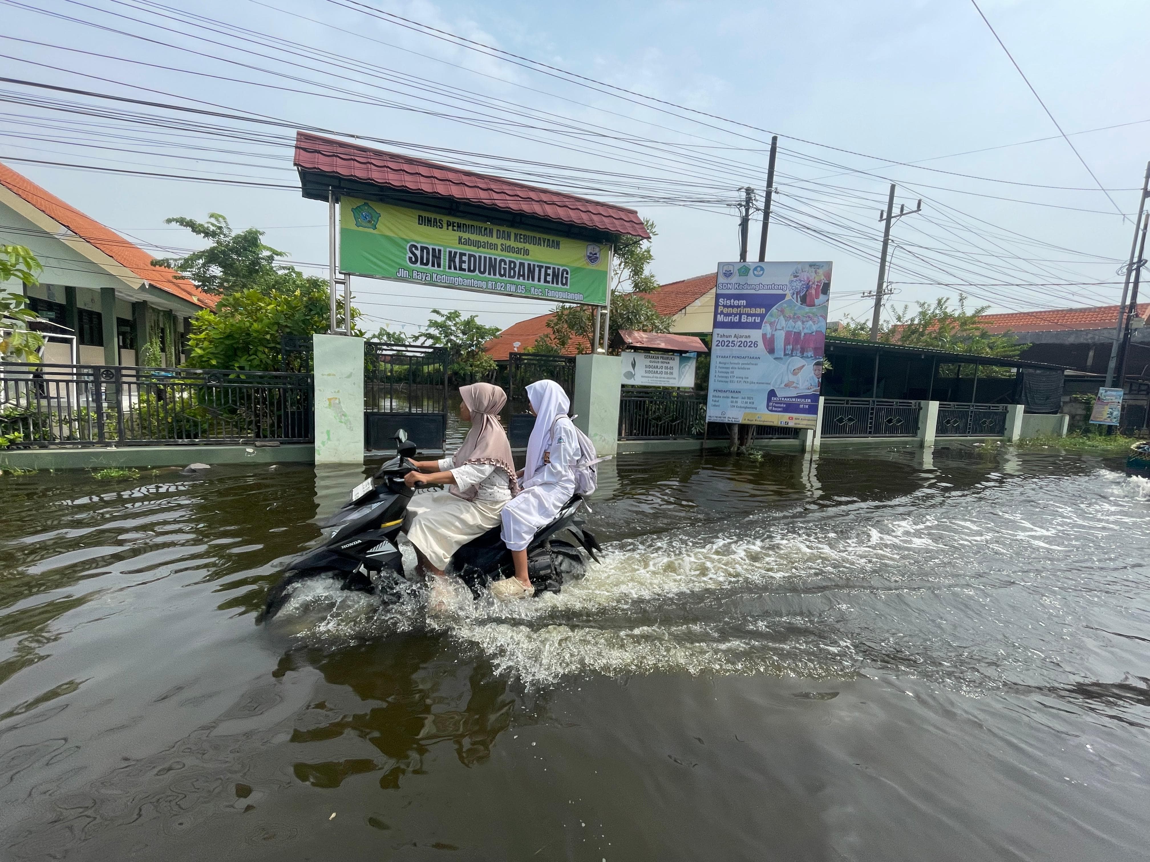 TERGENANG: Kondisi Banjir di SMPN 2 Tanggulangin. (M SAIFUL ROHMAN/RADAR SIDOARJO)