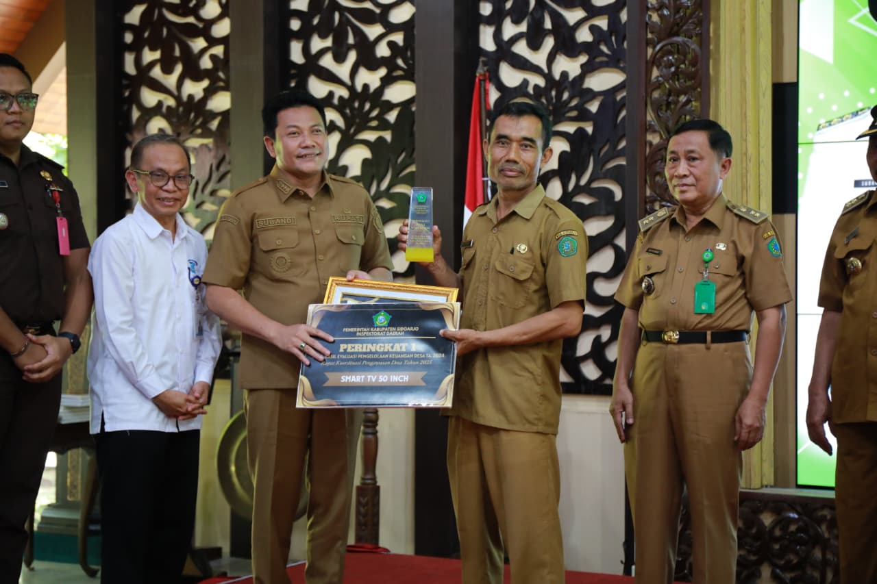 SUPORT: Bupati Sidoarjo Subandi memberikan apresiasi kepada 10 desa yang berhasil menjadi nominator penilaian tata kelola desa.