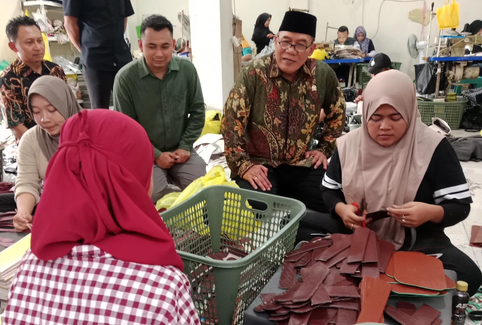 PEDULI UMKM: Kapoksi Komisi VII DPR RI, Ir.H.Bambang Haryo Soekartono, M.I.Pol (dua dari kanan) saat meninjau perajin tas di Kedensari, Tanggulangin, Sidoarjo. (RUDIANTO/RADAR SIDOARJO)