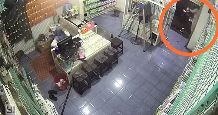 MARAK: Aksi pencurian motor di toko aksesori HP kawasan Sedati Agung, Sidoarjo, terekam CCTV.