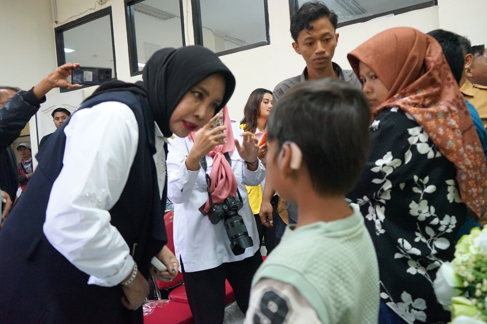 PEDULI: Wakil Bupati Sidoarjo Mimik Idayana menyerahkan alat bantu dengar kepada puluhan penerima manfaat di kantor Dinas Sosial Sidoarjo.