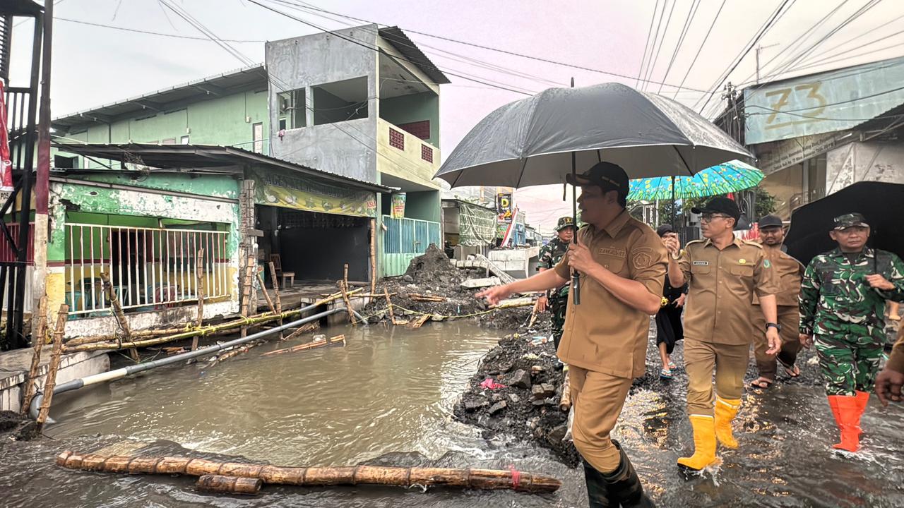 GERAK CEPAT: Bupati Sidoarjo Subandi turun langsung meninjau dua lokasi yang dilanda banjir, yaitu di ruas jalan perbatasan Desa Tambak Sawah dan Tambakrejo, Kecamatan Waru, pada Senin (24/11) sore.