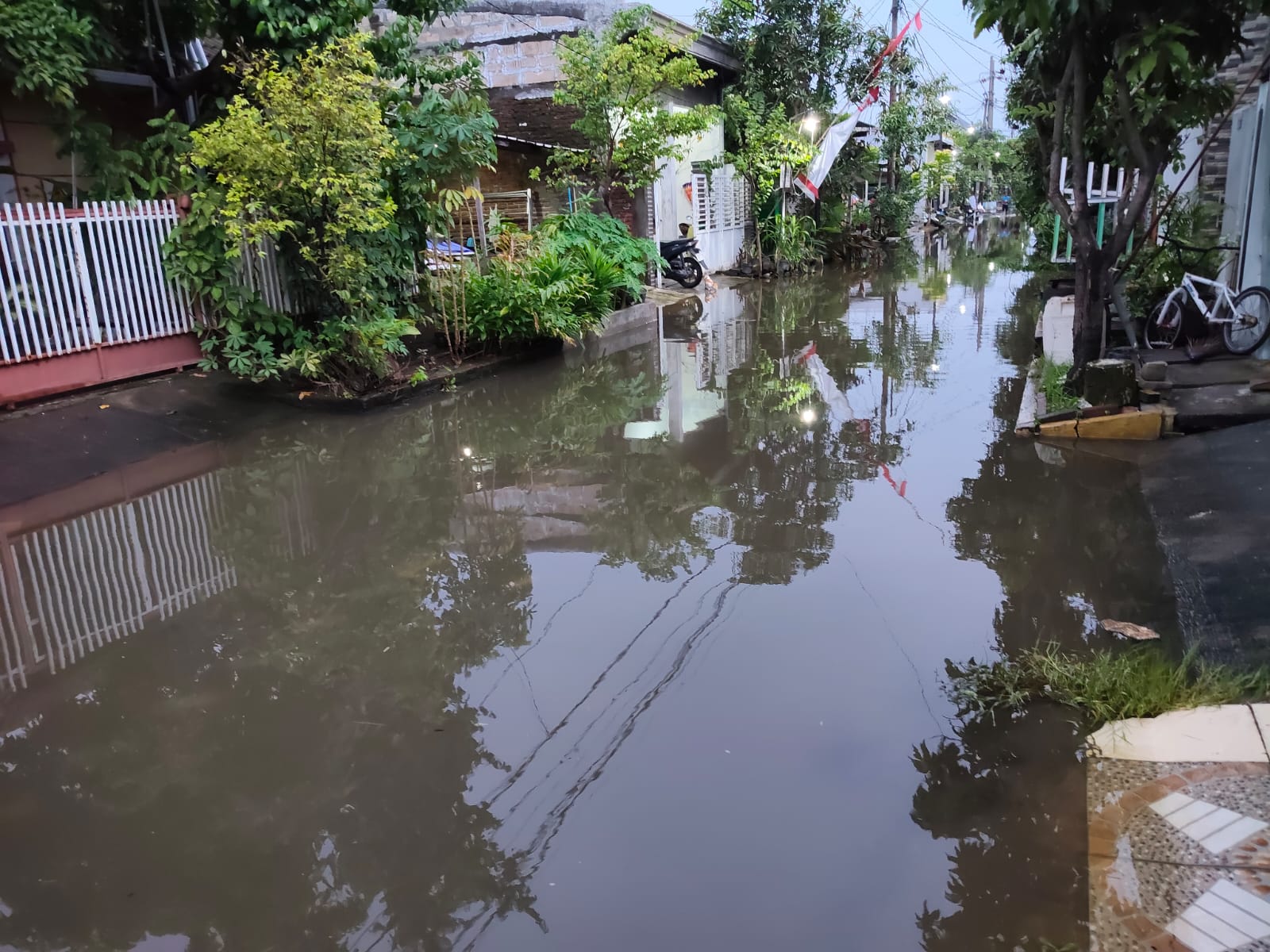 TERGENANG: Kondisi banjir di Desa Damarsih, Buduran yang belum surut sejak tiga hari terakhir. (M SAIFUL ROHMAN/RADAR SIDOARJO)