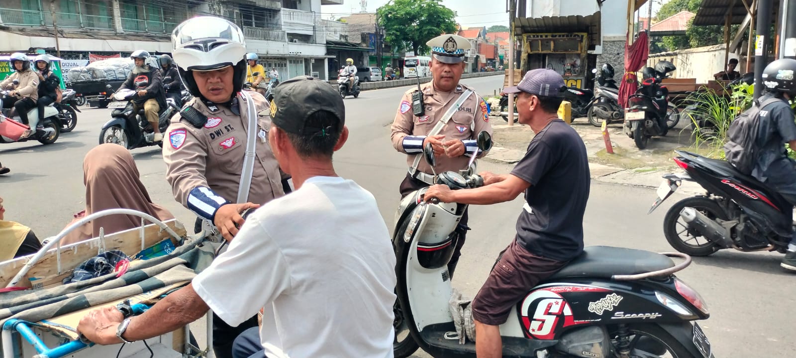 MELANGGAR: Unit Lantas Polsek Porong beri teguran kepada pengendara.