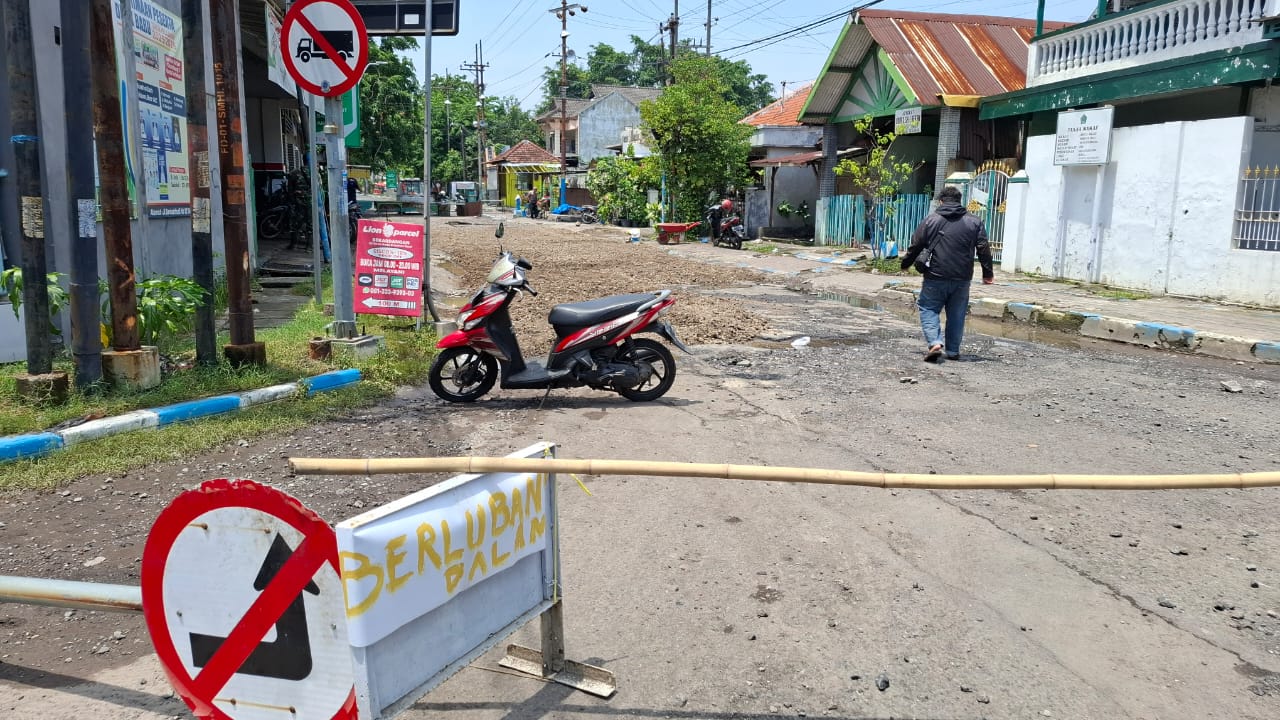 DITUTUP: Tampak Jalan Samanhudi, Jasem, Kelurahan Bulusidokare rusak parah akibat terendam banjir. (M SAIFUL ROHMAN/RADAR SIDOARJO)